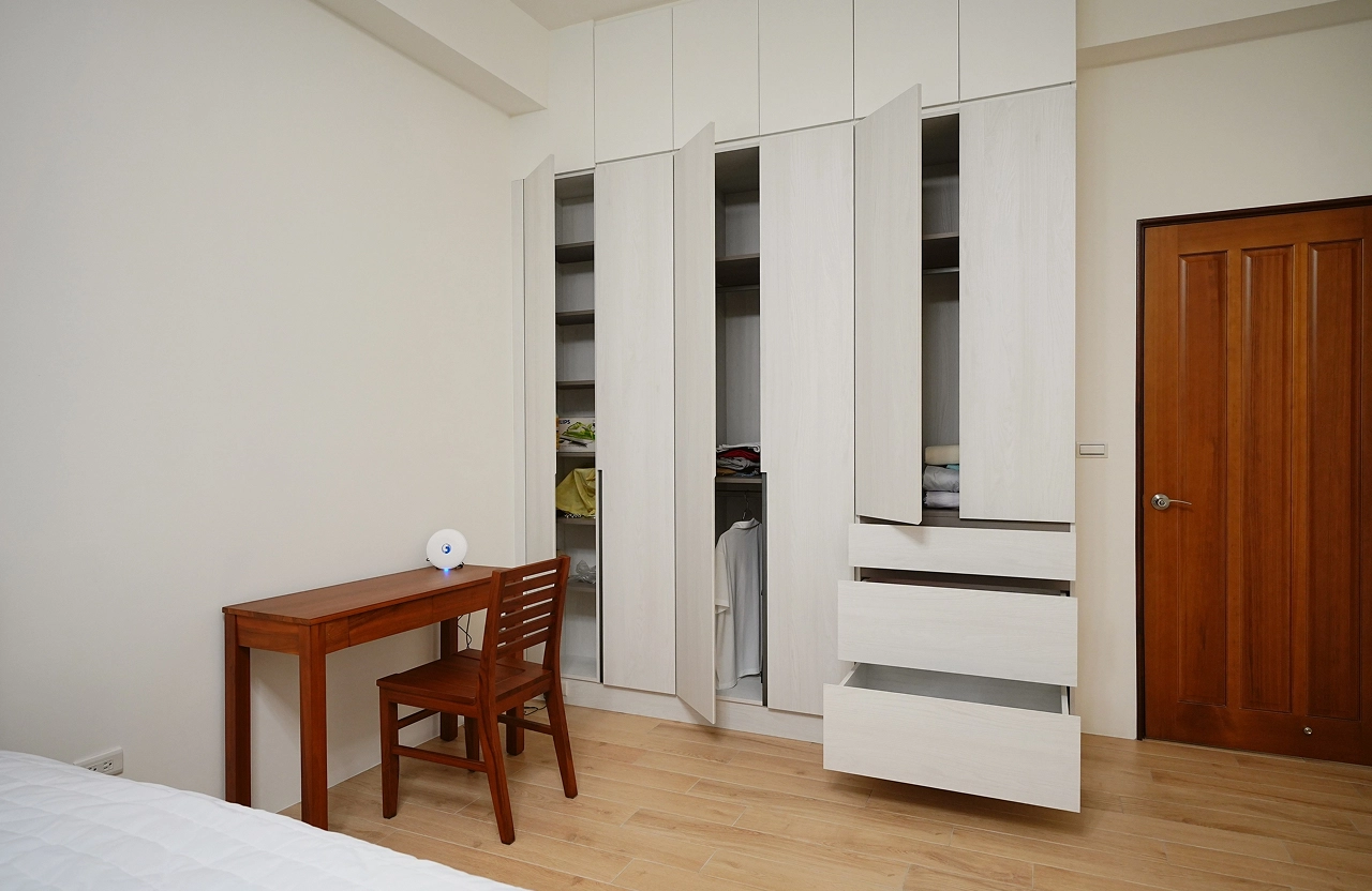 德盈室內設計：透過木地板與系統櫃同色系配色，營造視覺流暢的空間感，選用環保耐用材質更安心。