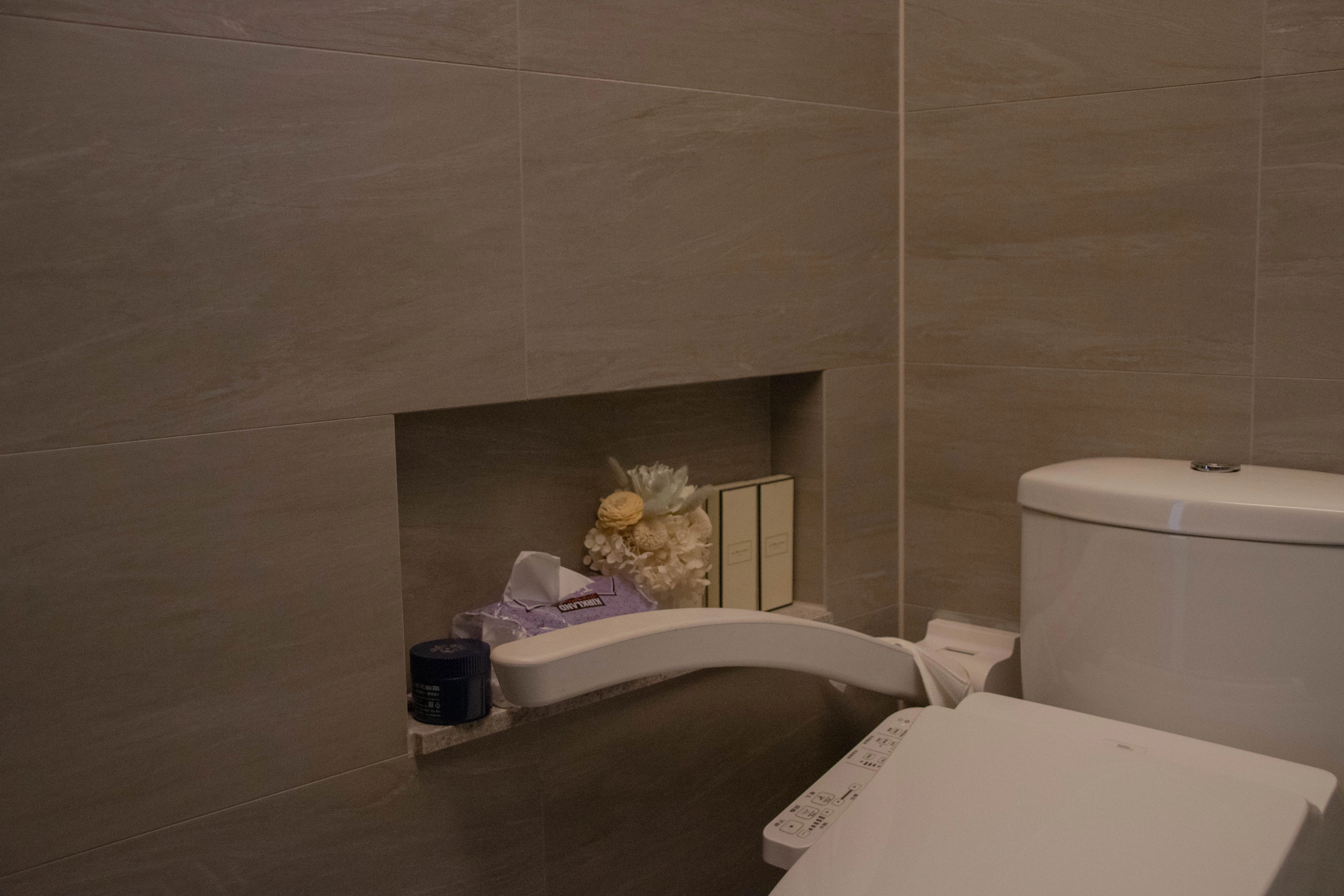 德盈室內設計孝親浴室規劃:安裝安全馬桶扶手並整合壁龕收納,打造防滑無障礙空間,守護長輩居家如廁安全。