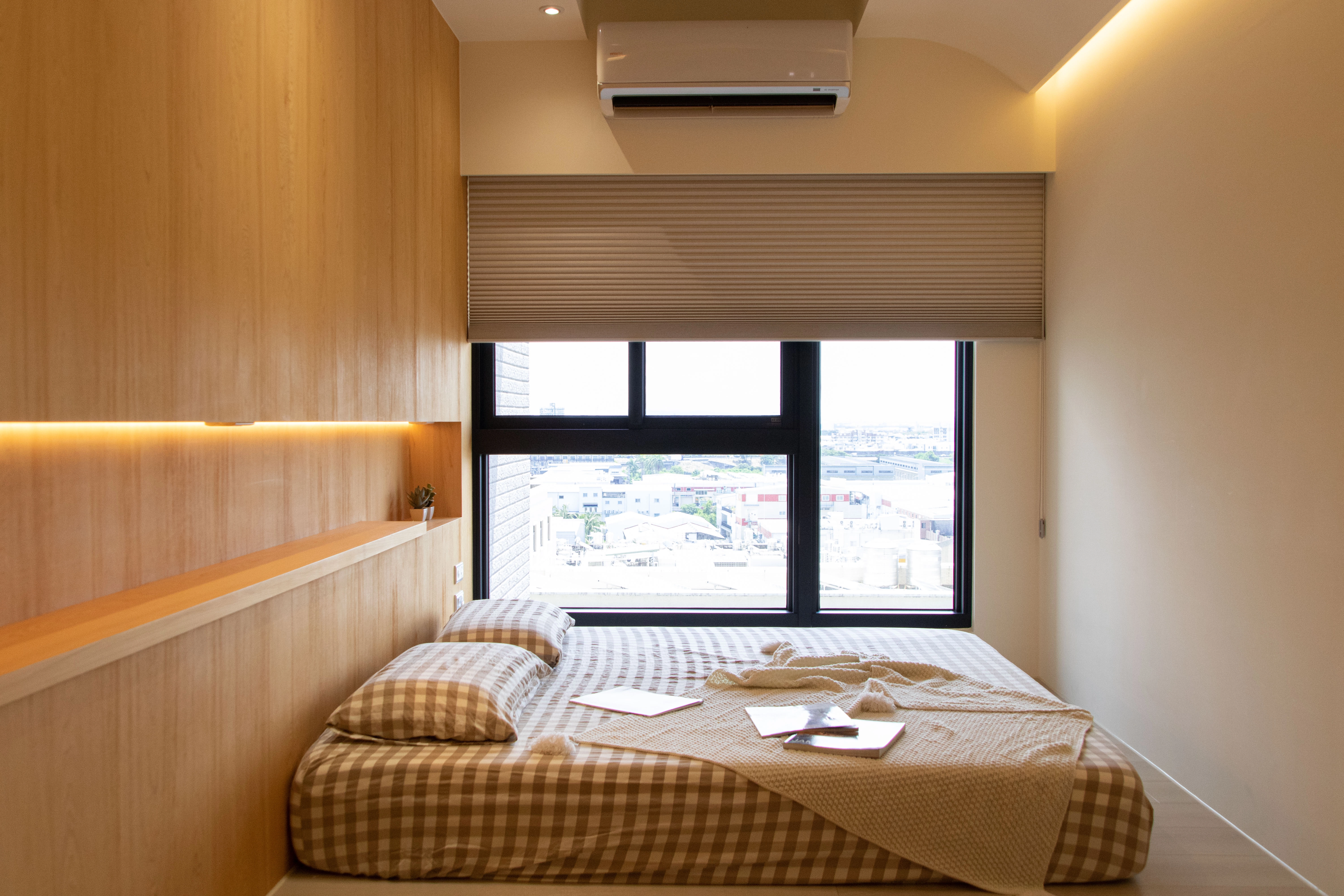 德盈室內設計臥室規劃:選用舒適架高地台設計,有效增加儲物空間,打造多功能又療癒的休憩氛圍。