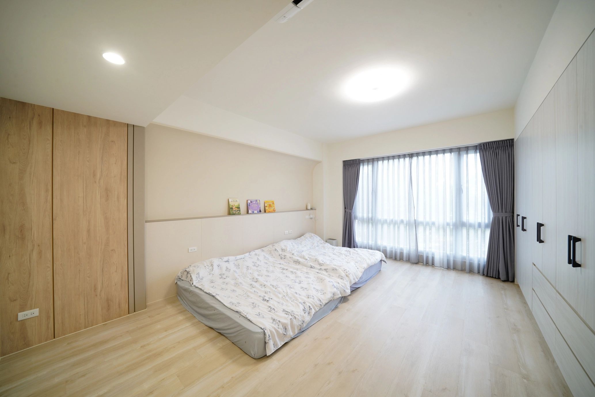 德盈設計:客製化系統床背牆規劃,結合隱藏式燈條設計,展現現代臥室的精緻質感與立體層次。