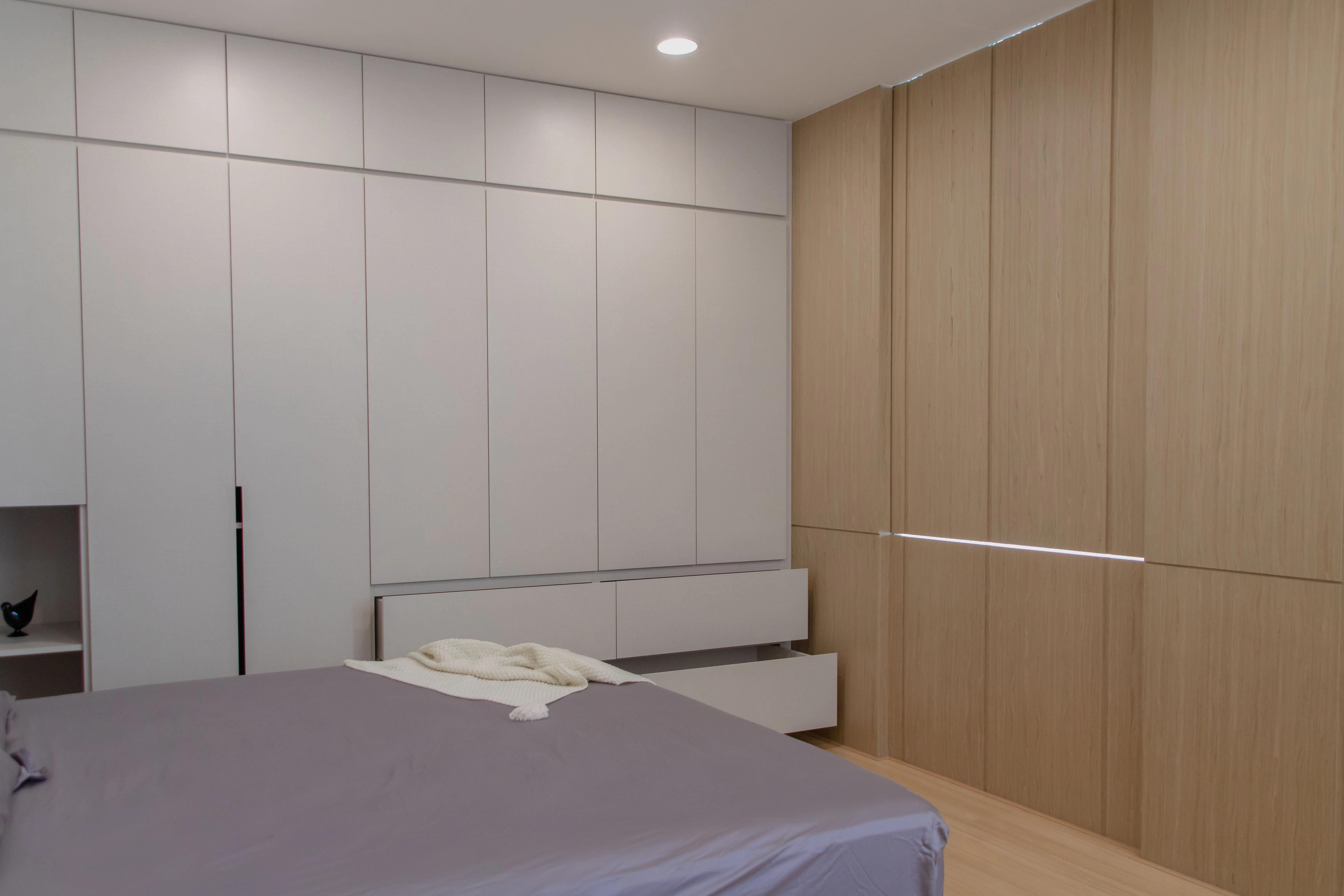 德盈現代風臥室:系統櫃整合床頭收納與展示開放格