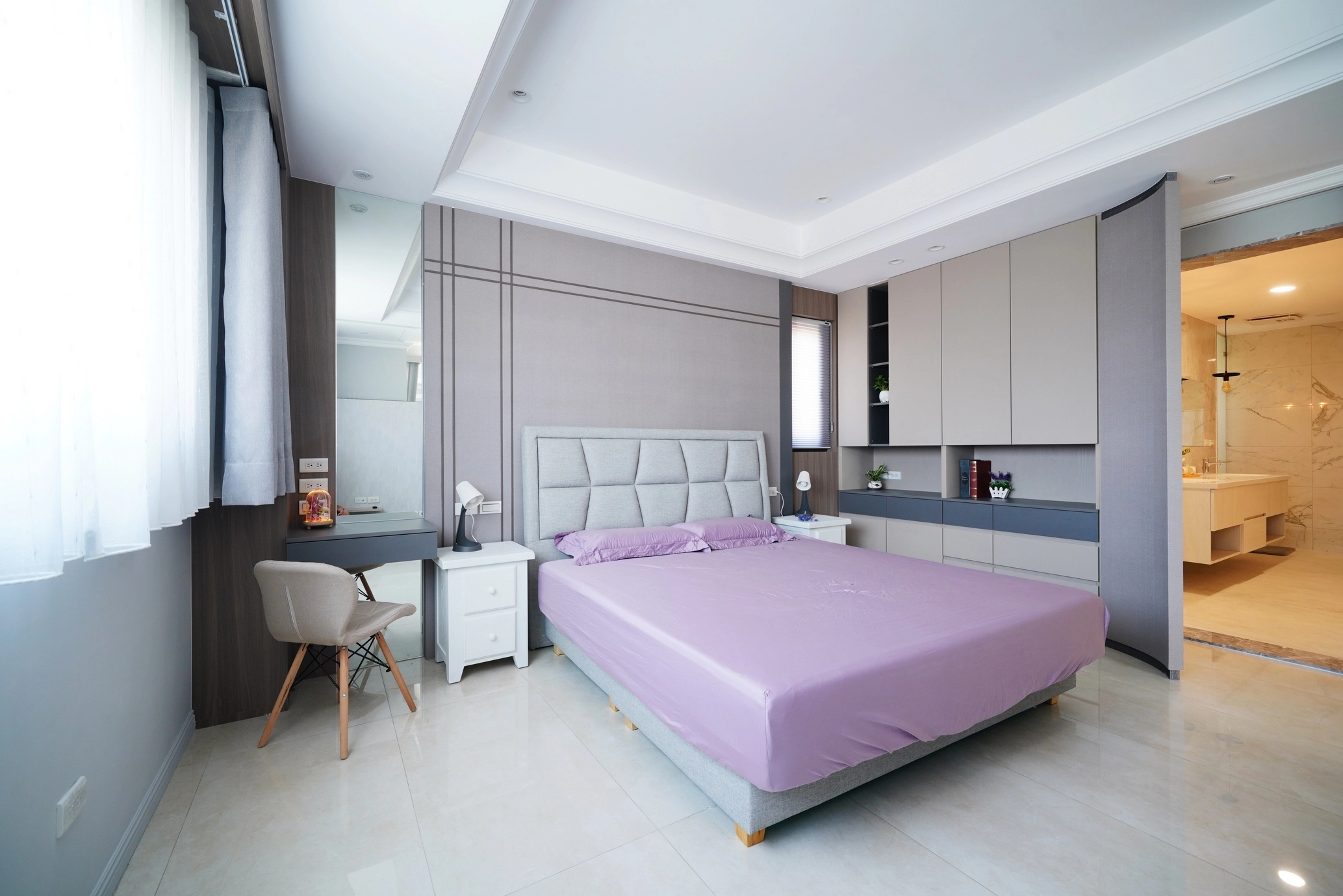 主臥室運用溫潤色調堆疊層次,打造通透明亮且流暢舒適的休憩空間。