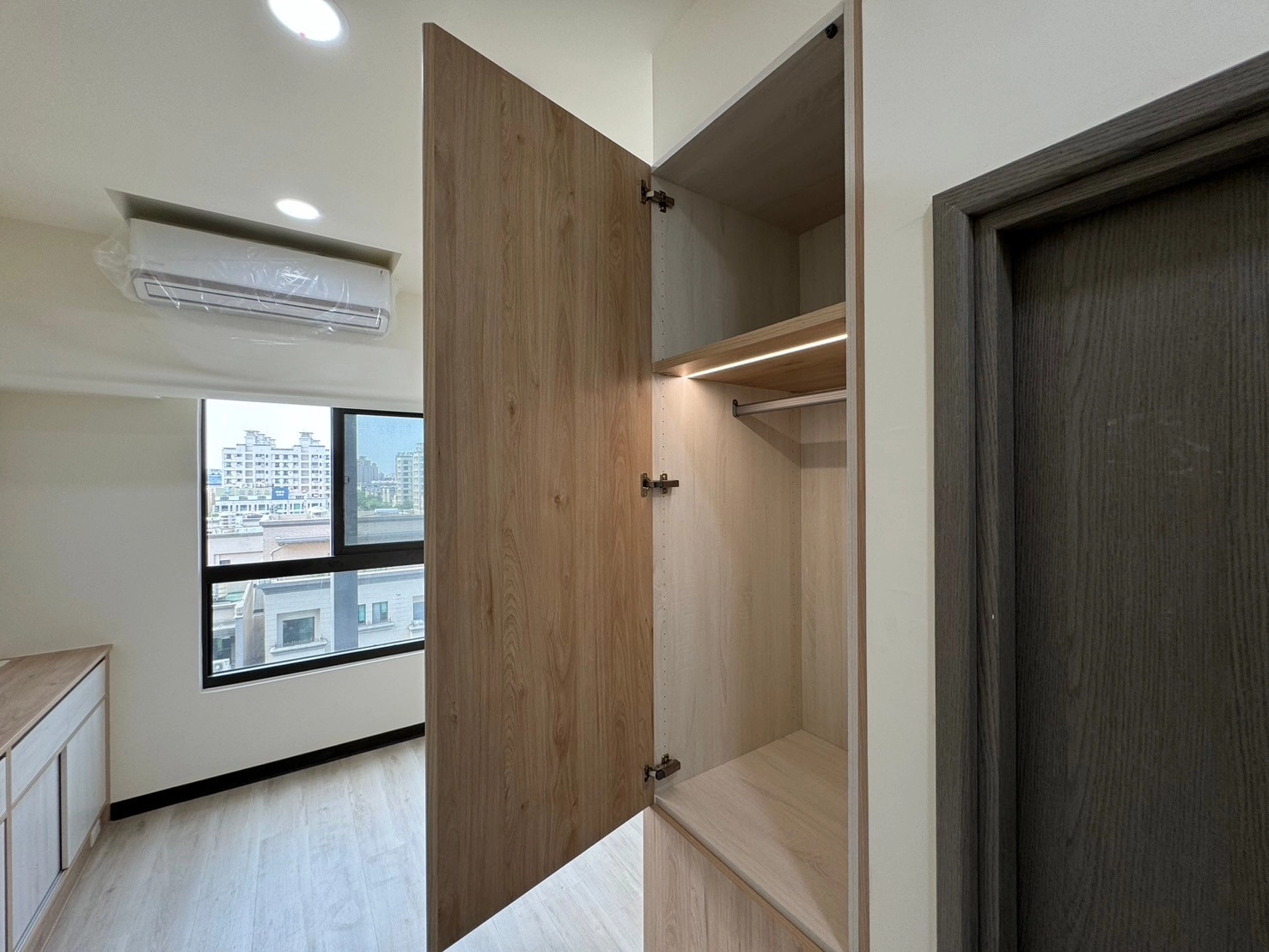 德盈臥室規劃:衣櫃側邊開門搭配燈條照明,兼顧實用取物與精緻質感,提升居家空間的人性化機能。