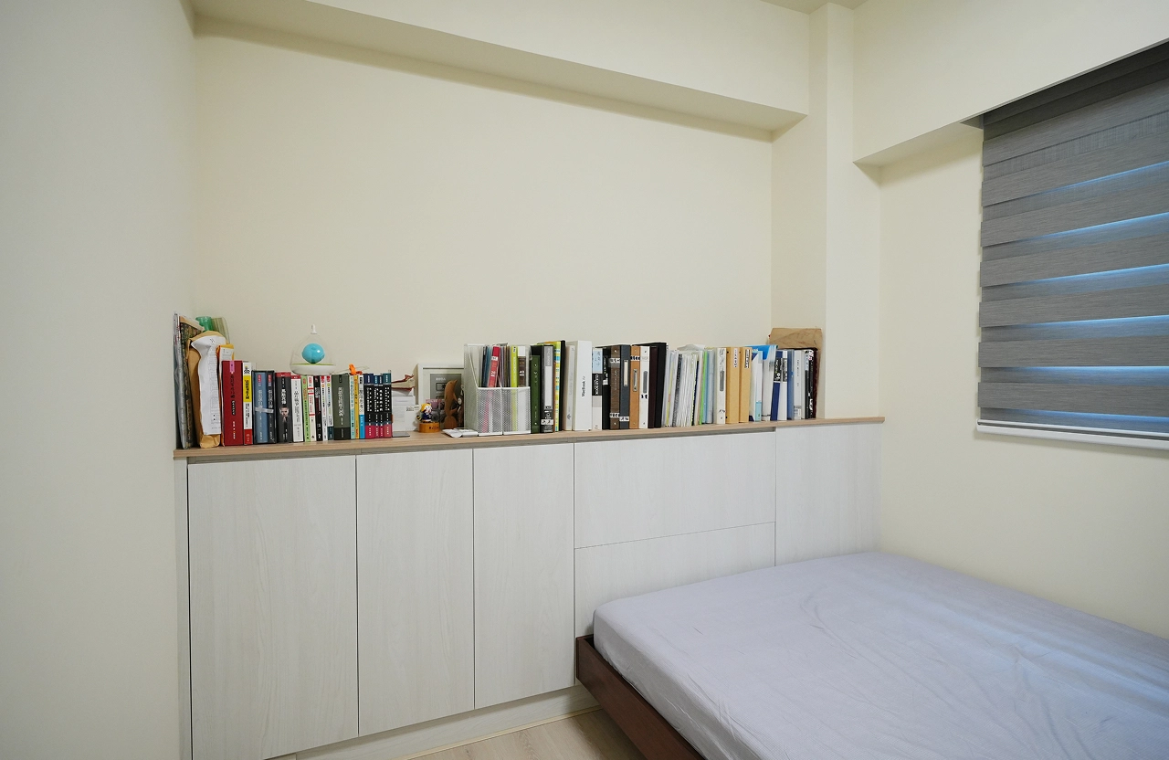 運用裝修預算設計掀床與矮櫃，孝親房不僅好眠更有超大收納量