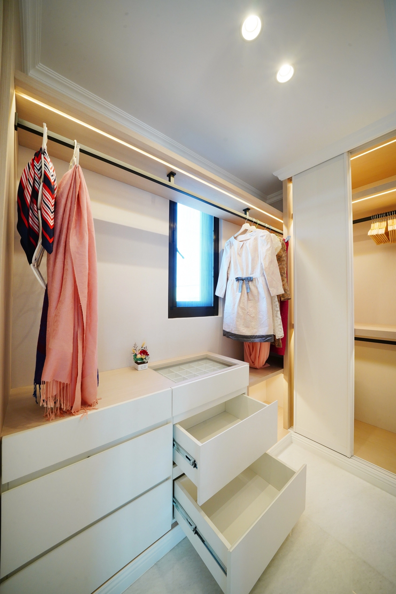 專屬衣帽間運用玻璃門片與崁燈照明，展現如精品店般的陳列質感。