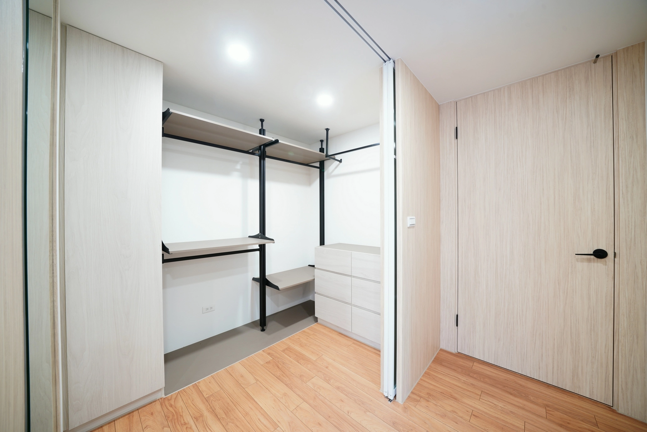 德盈室內設計,客臥更衣室頂天地系統層板,極致活用垂直收納空間。