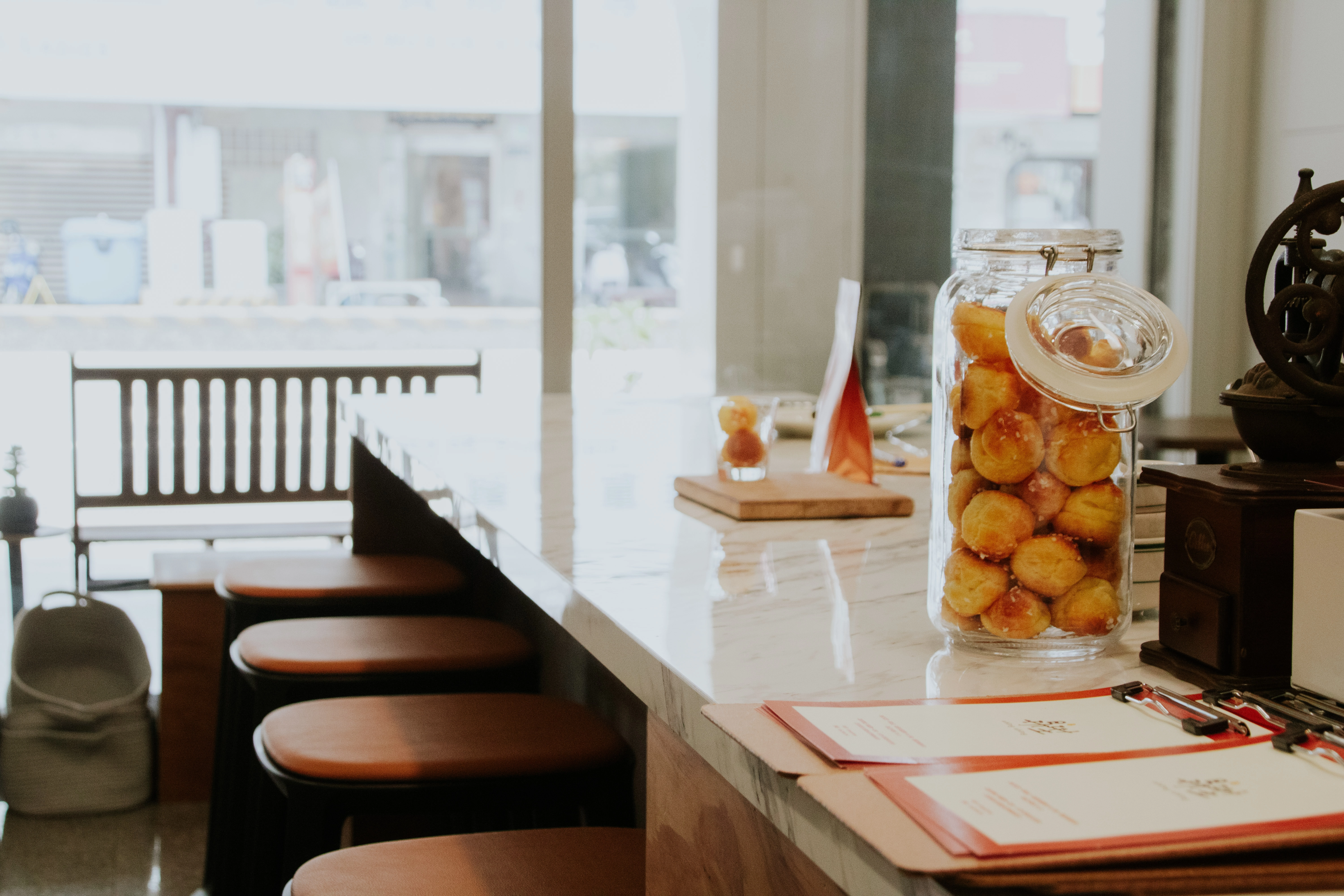 德盈室內設計作品:昇陞咖啡廳精緻裝潢,現代簡約風格與燈光細節,展現商業空間的專業質感。