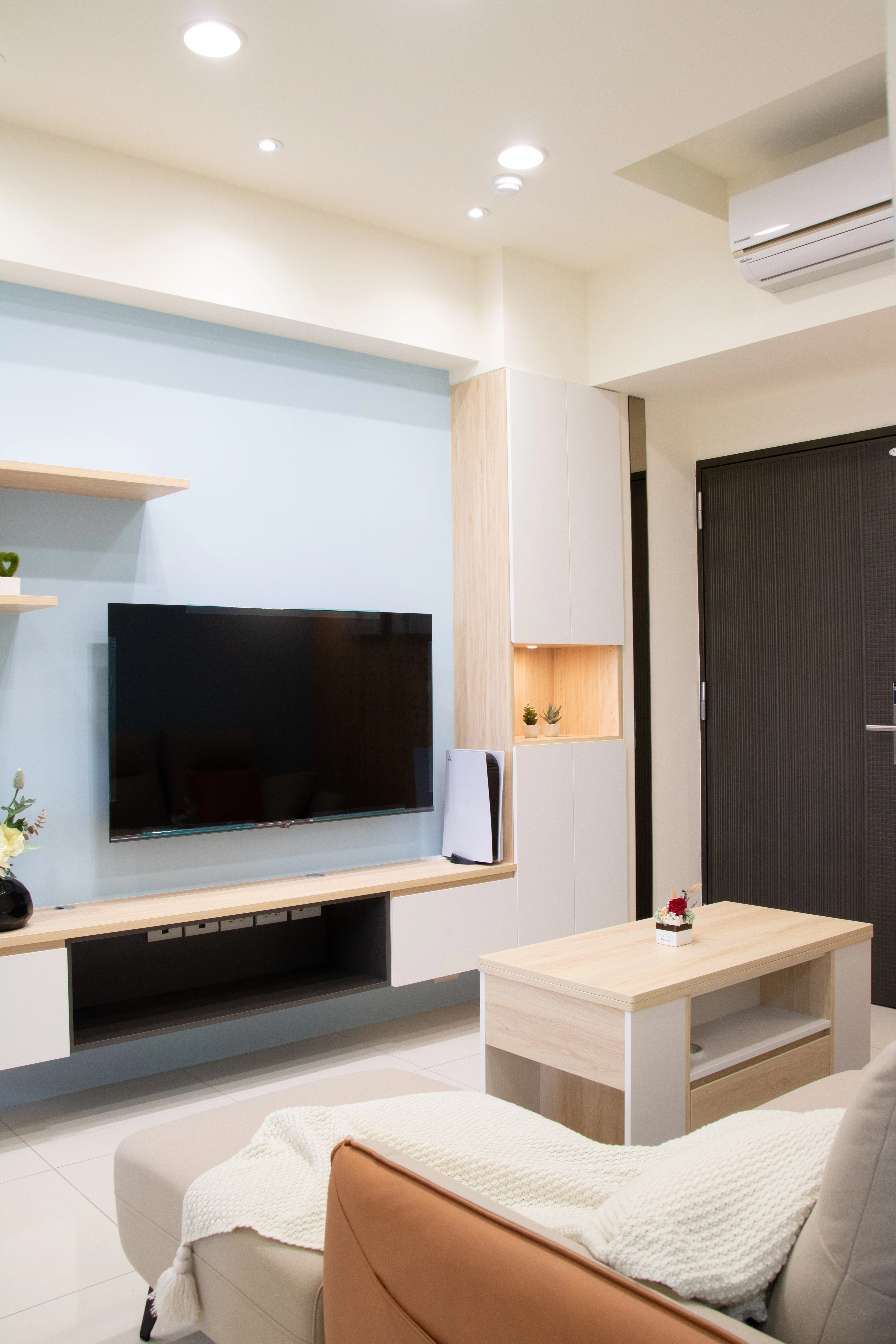 德盈室內設計：入口處採用清爽藍白配色，透過跳色手法營造開闊且具備地中海風情的居家視覺感。