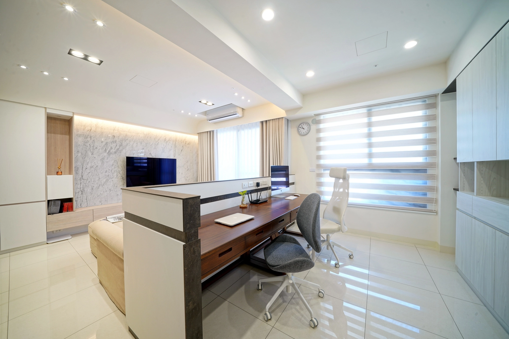 系統櫃巧思書桌融入客廳,餐廳電器櫃懸吊櫃搭LED燈,提升收納機能。