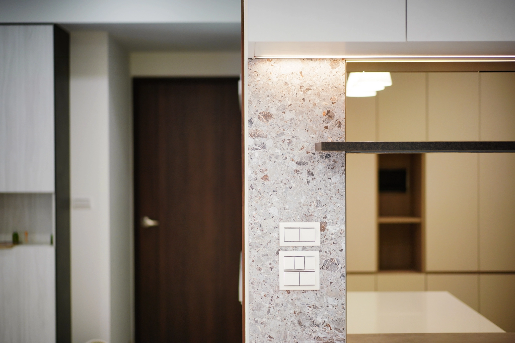 德盈設計收納實景:現代風系統酒櫃完美融入餐廳動線,純淨色調營造優雅高質感的用餐氛圍。