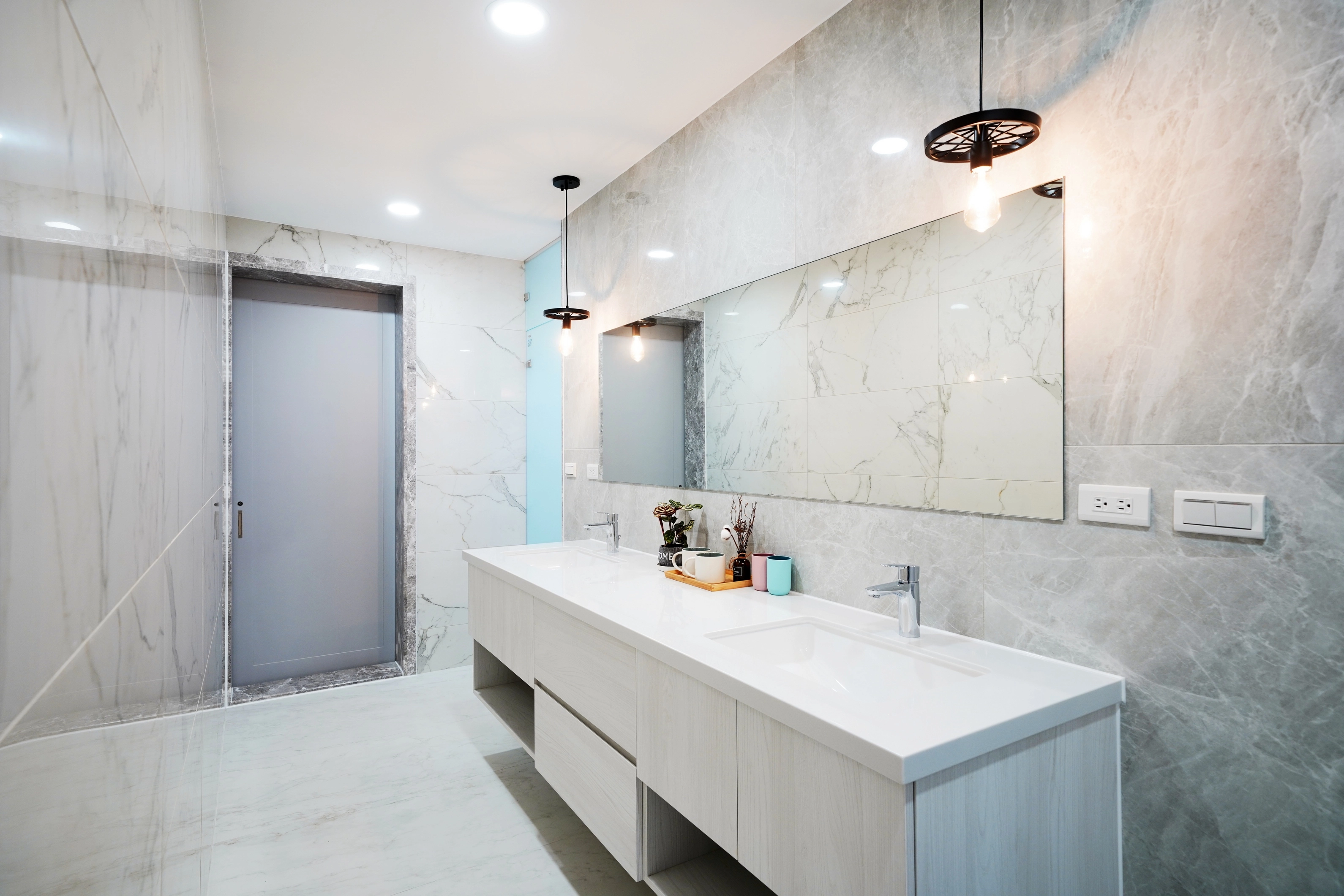 客製化防水洗手台櫃結合智能鏡,在細節處展現對生活品質的追求。