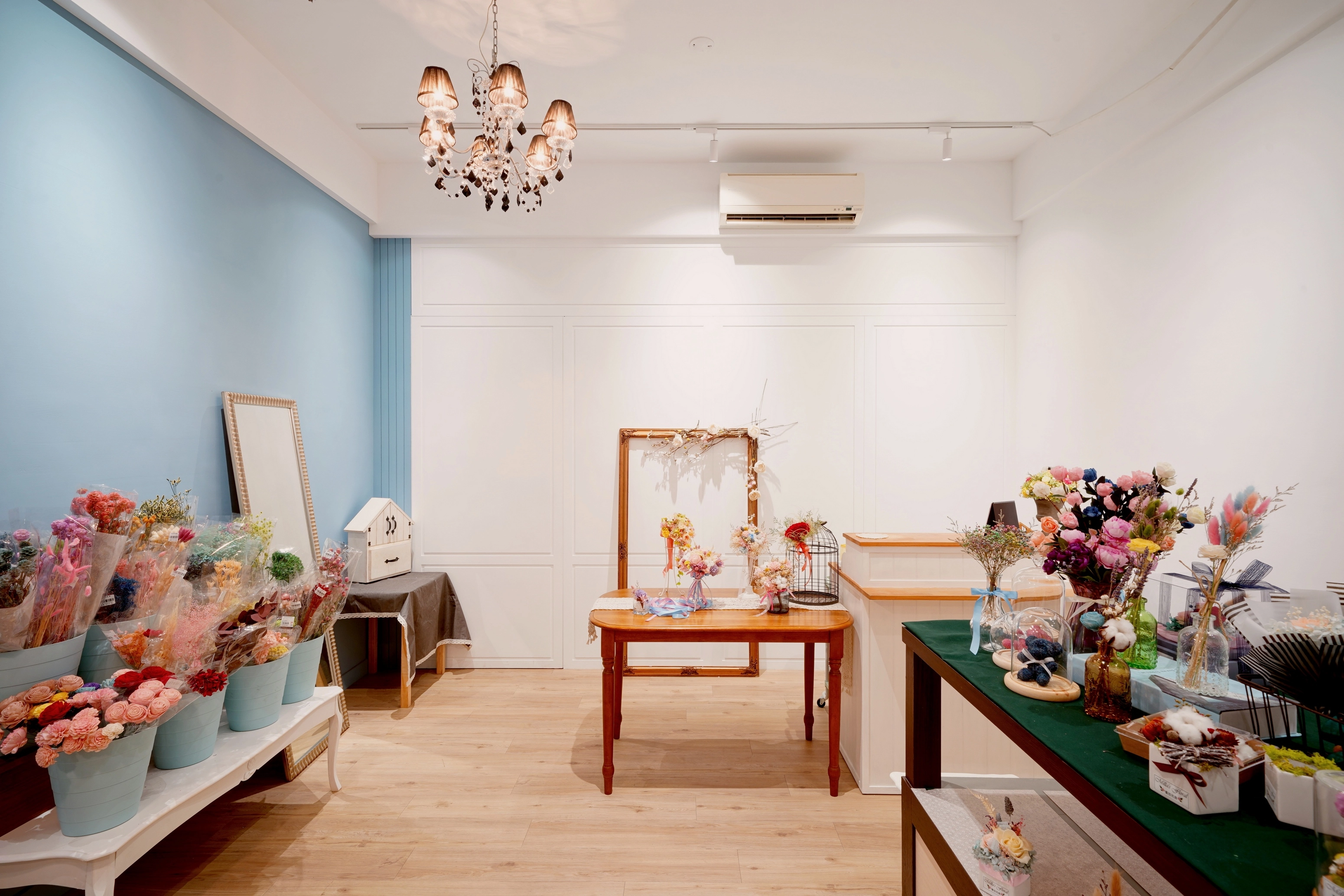 花店內部空間,溫潤木地板與明亮色調,打造讓人放鬆的質感購物動線。