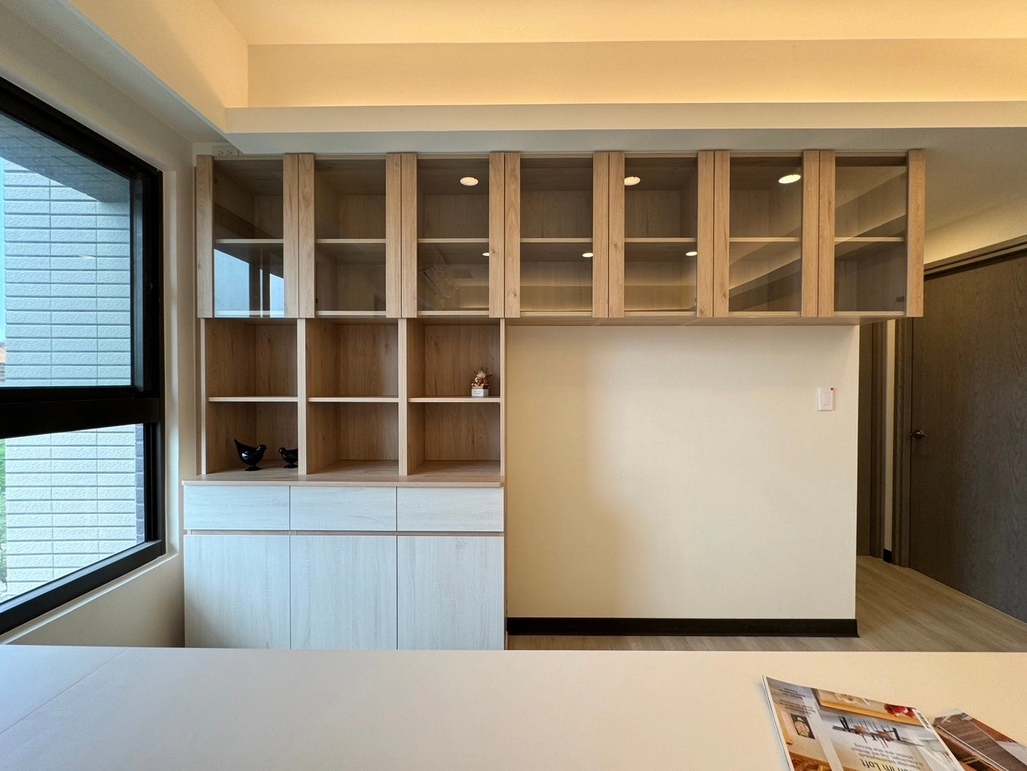 德盈室內設計細節:精緻系統書櫃搭配玻璃門片,防塵美觀且具展示感,提升居家空間的知性質感。