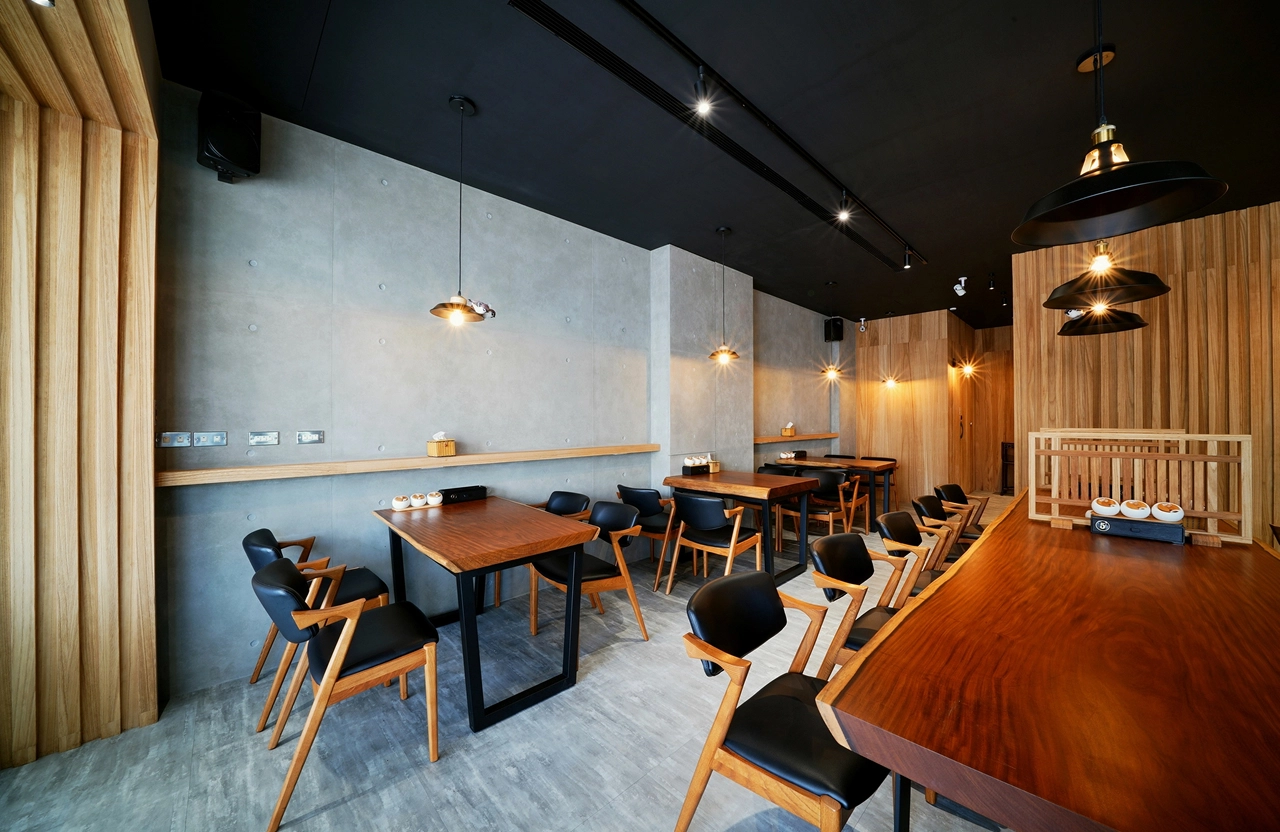 工業風餐廳設計： 水泥灰牆搭配深色天花，