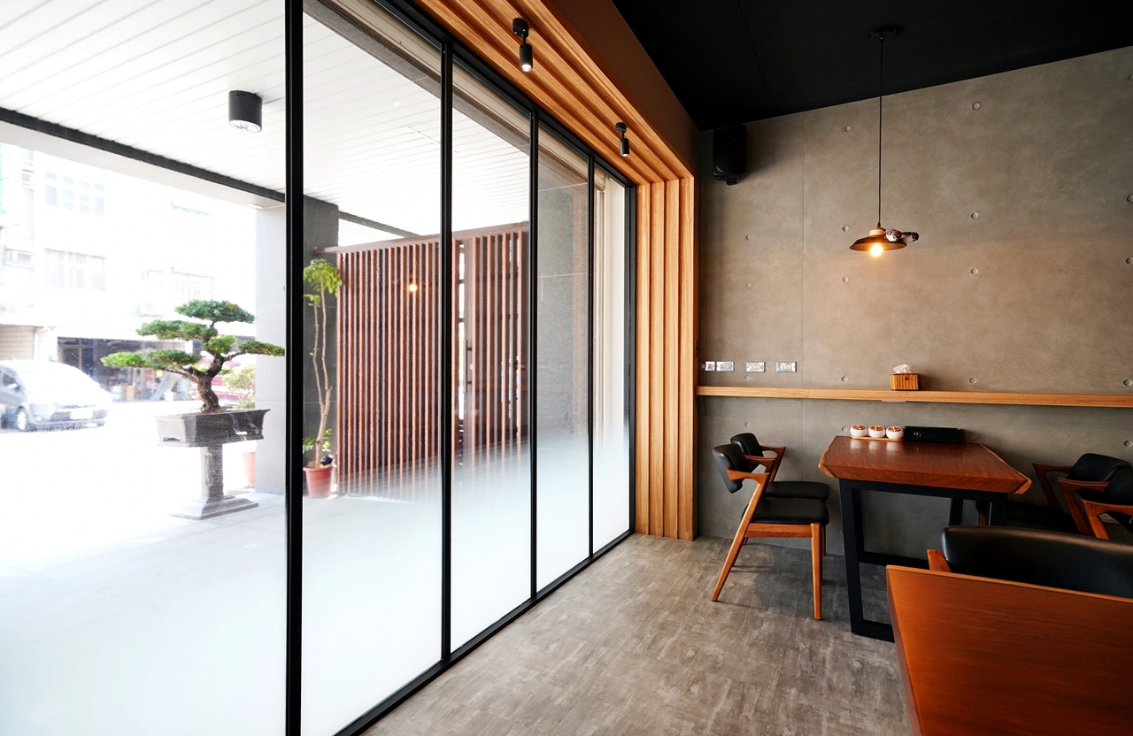 19坪商業空間規劃： 專業動線配置，打造寬敞多元座位區。