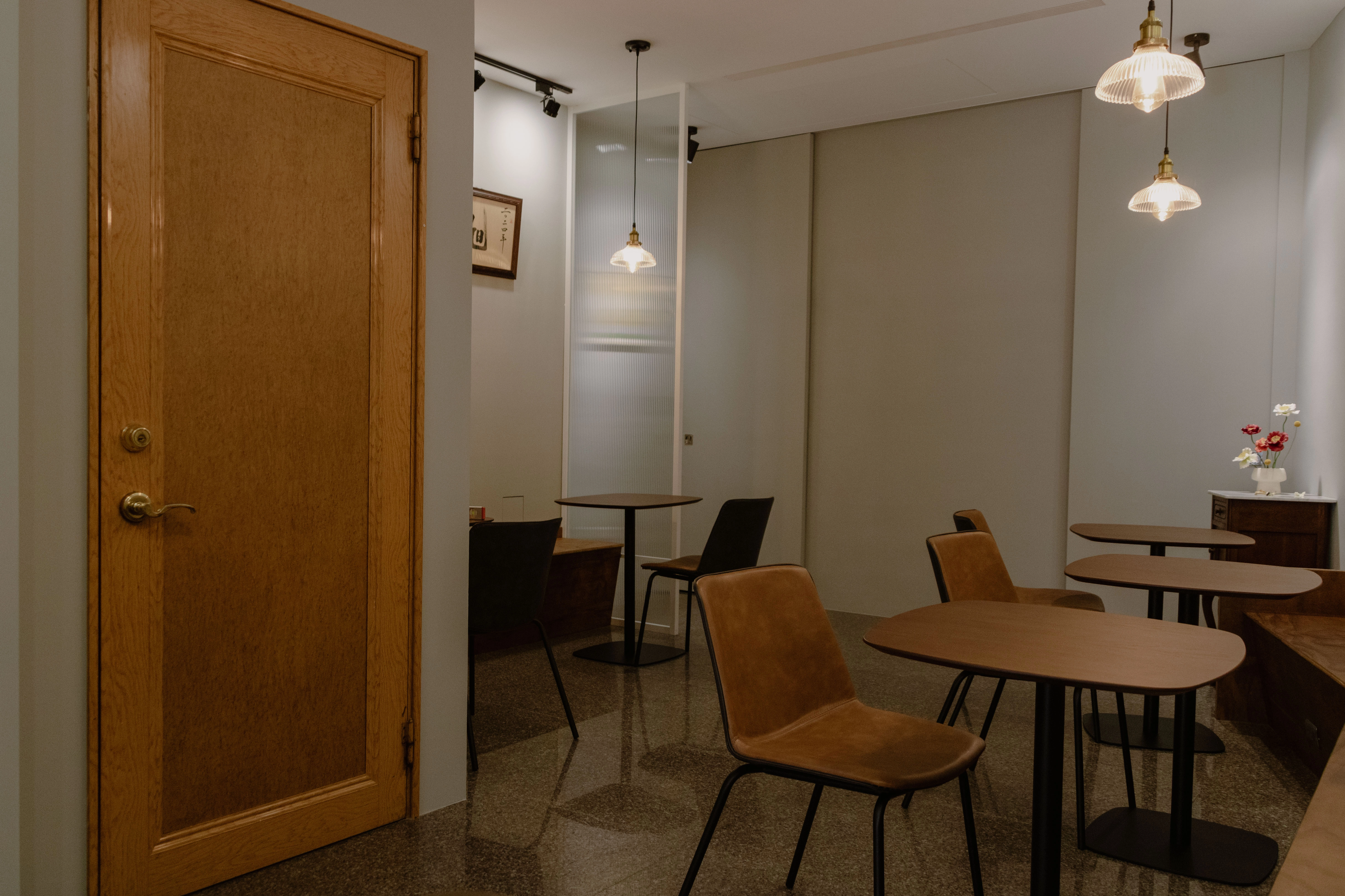 德盈設計規劃:打造寵物友善咖啡廳空間,舒適動線配置讓毛孩與主人共享放鬆的午後時光。