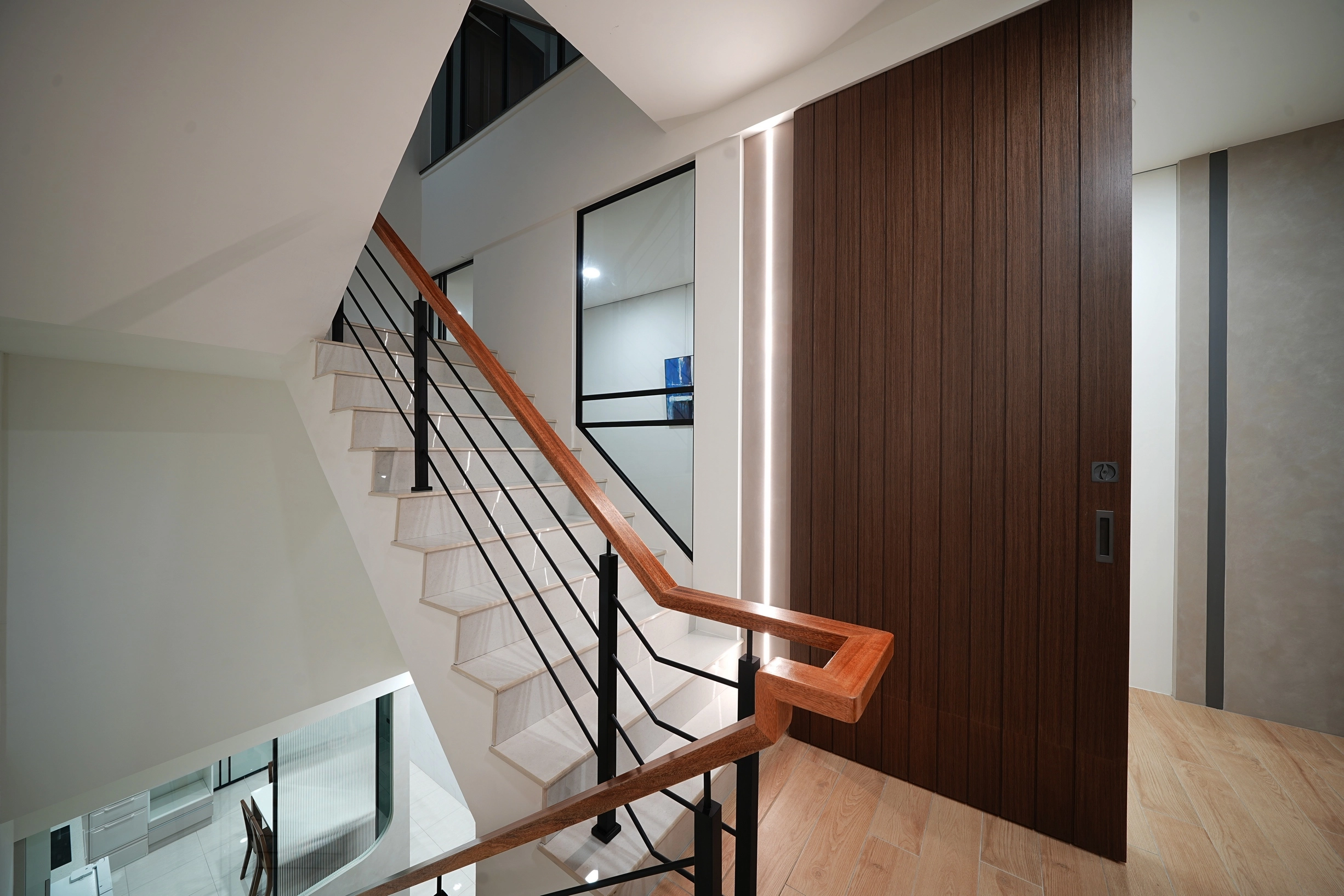 德盈空間規劃:走廊線性燈光佈局,透過光影引導空間感,打造具備現代科技感的藝廊氛圍。