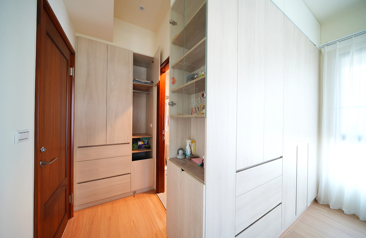 德盈室內設計精細工法：衣櫃側邊玻璃展示櫃設計，結合開放式收納與美觀展示，增添空間視覺層次感。