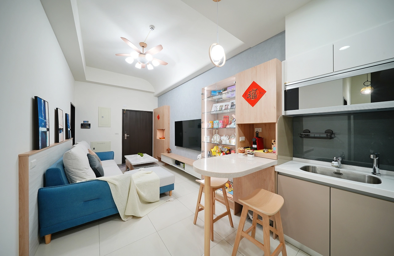 廚房系統電器櫃，人造石檯面圓弧收邊。緩衝滑軌拉盤，兼具美觀與安全。