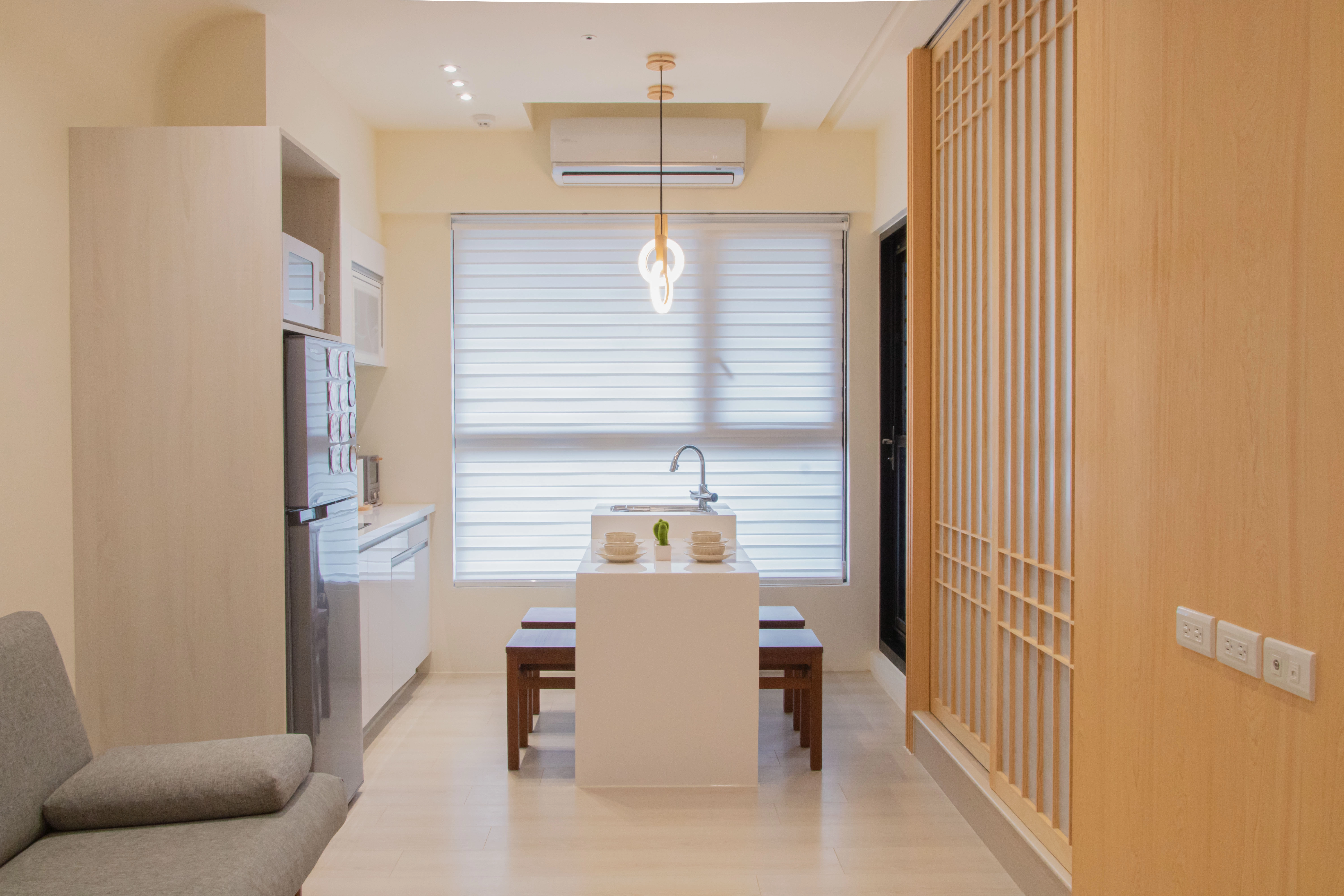 和室造型障子門,隔出獨立空間。架高地板與懸吊櫃,提供強大收納機能。