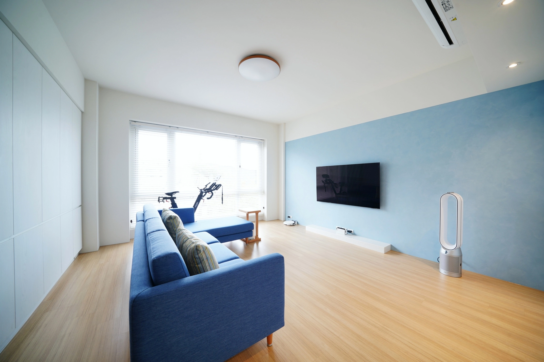 德盈室內設計:打造現代質感客廳,透過系統櫃整合收納與美學,創造寬敞大器的居家生活場域。