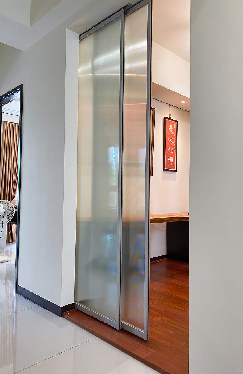 質感九份子室內設計：德盈打造玻璃展示間，結合光影與系統收納。