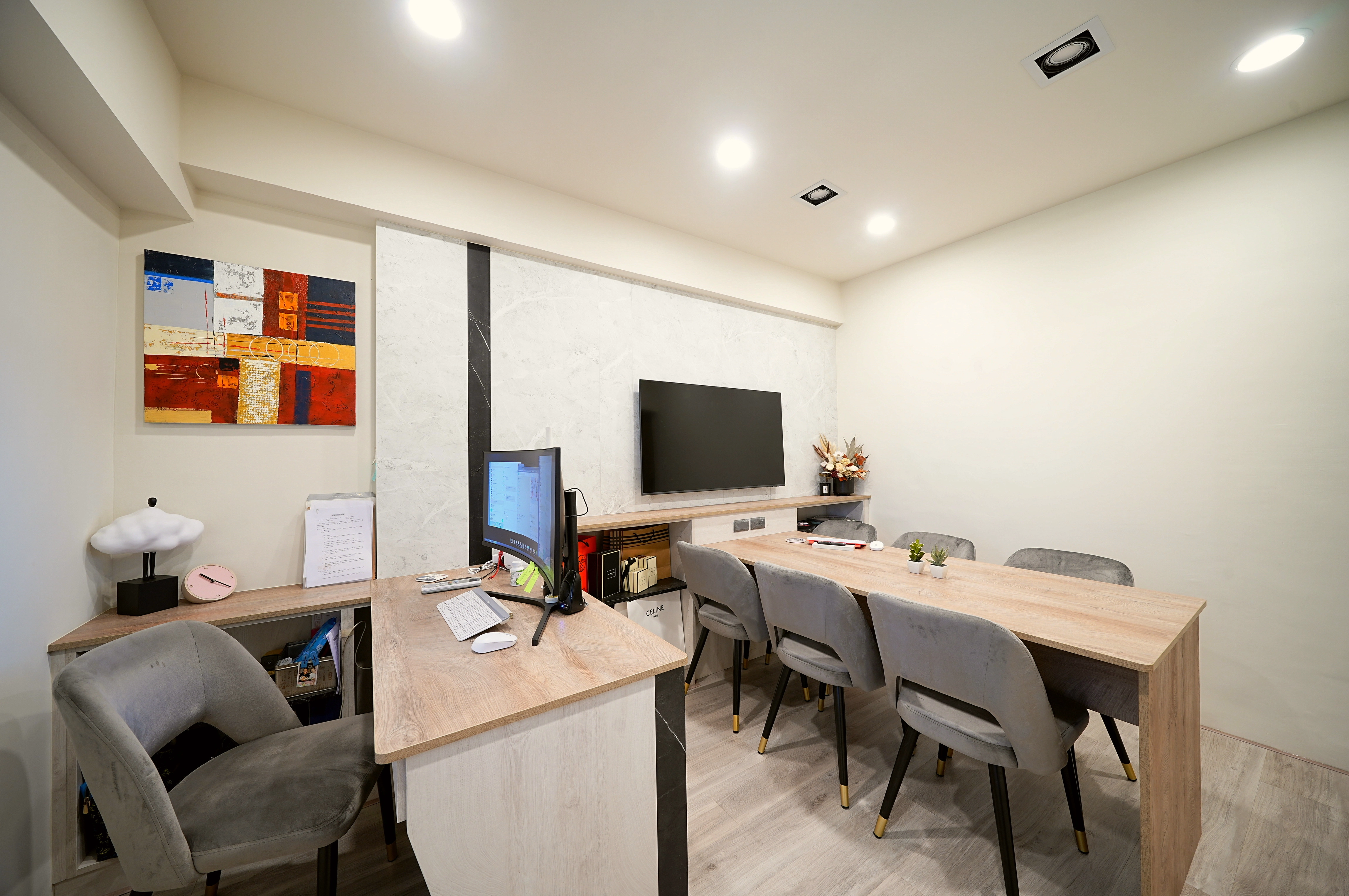 德盈靈活機能佈局,主管室系統會議桌,推拉門片提升空間靈活性。