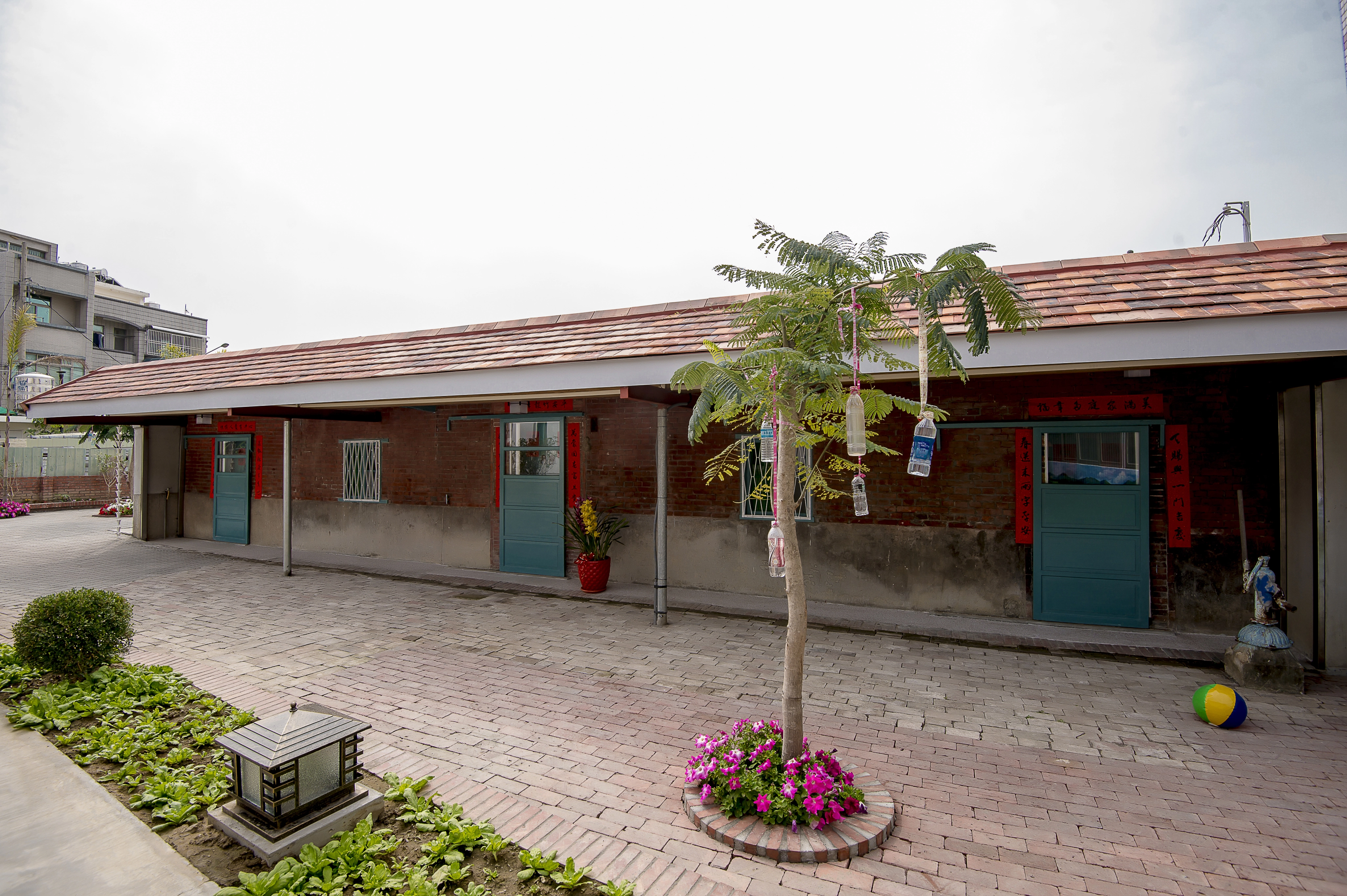 歸仁老屋翻新基礎工程: 拆除天花板重新施作,全面防治白蟻。