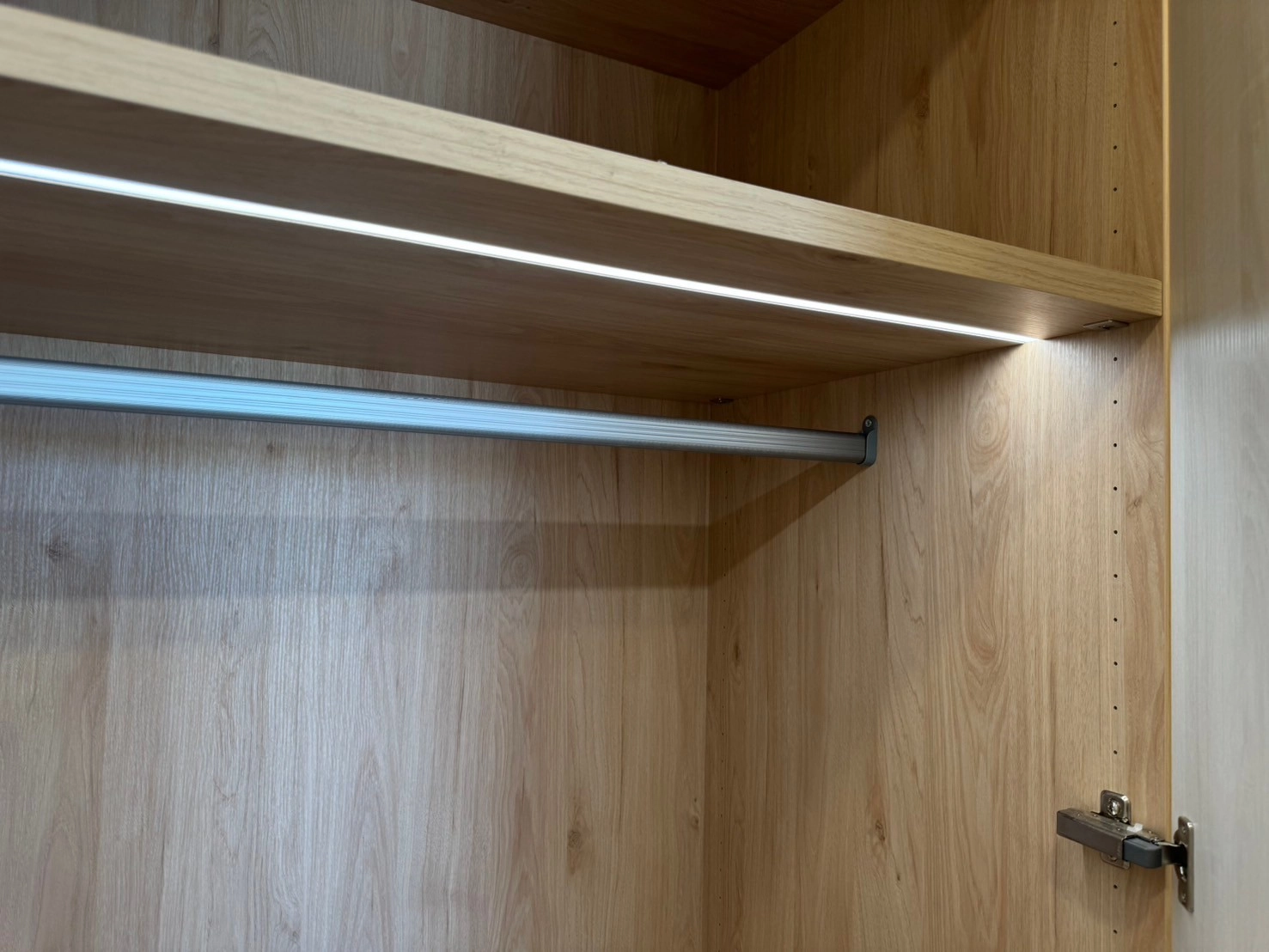 德盈工法細節:於系統櫃內加燈條設計,提升櫃體照明與質感,讓拿取物品更清晰,兼具美感與實用。