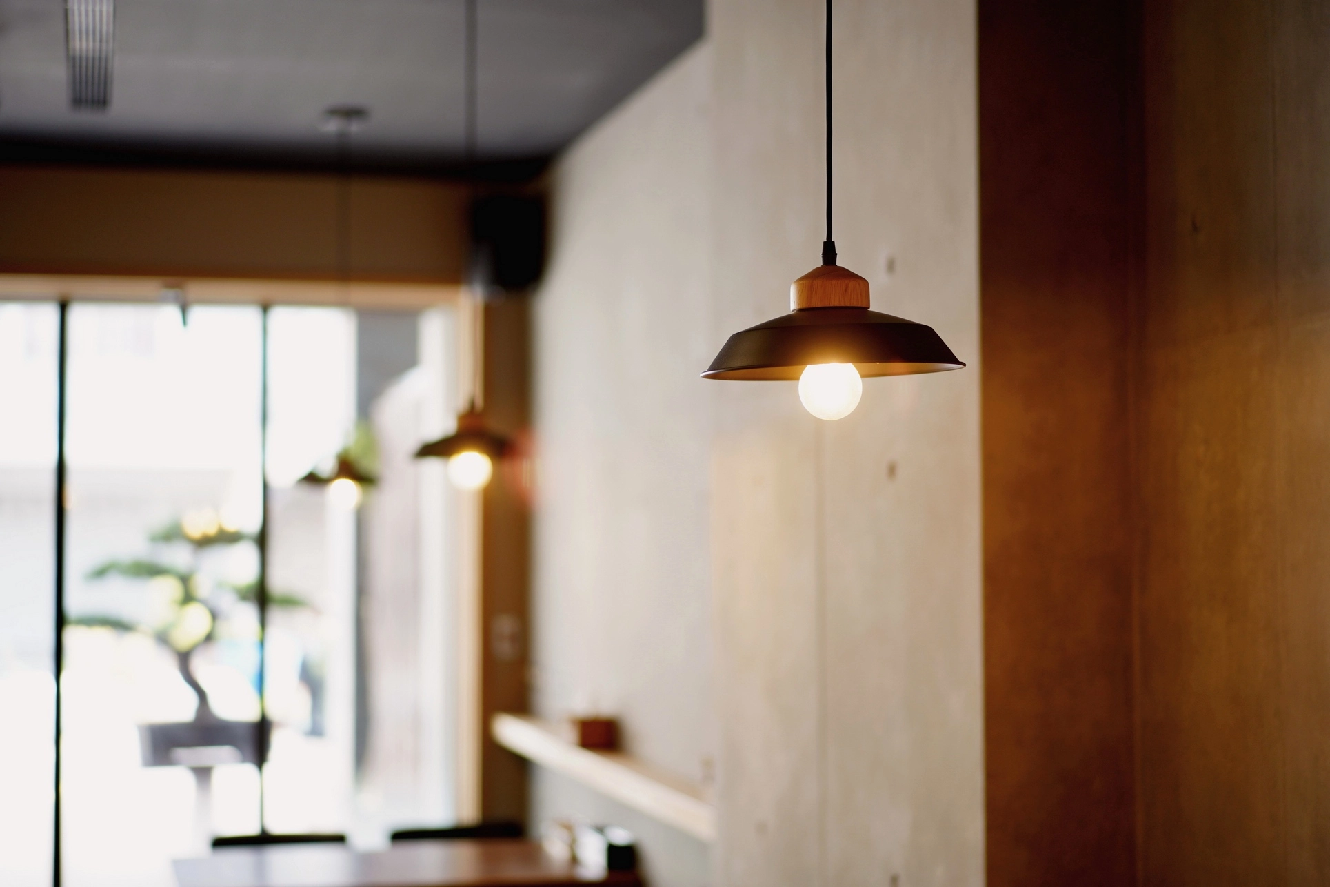 德盈工業風燈飾美學:清水模牆面搭配暖色調吊燈