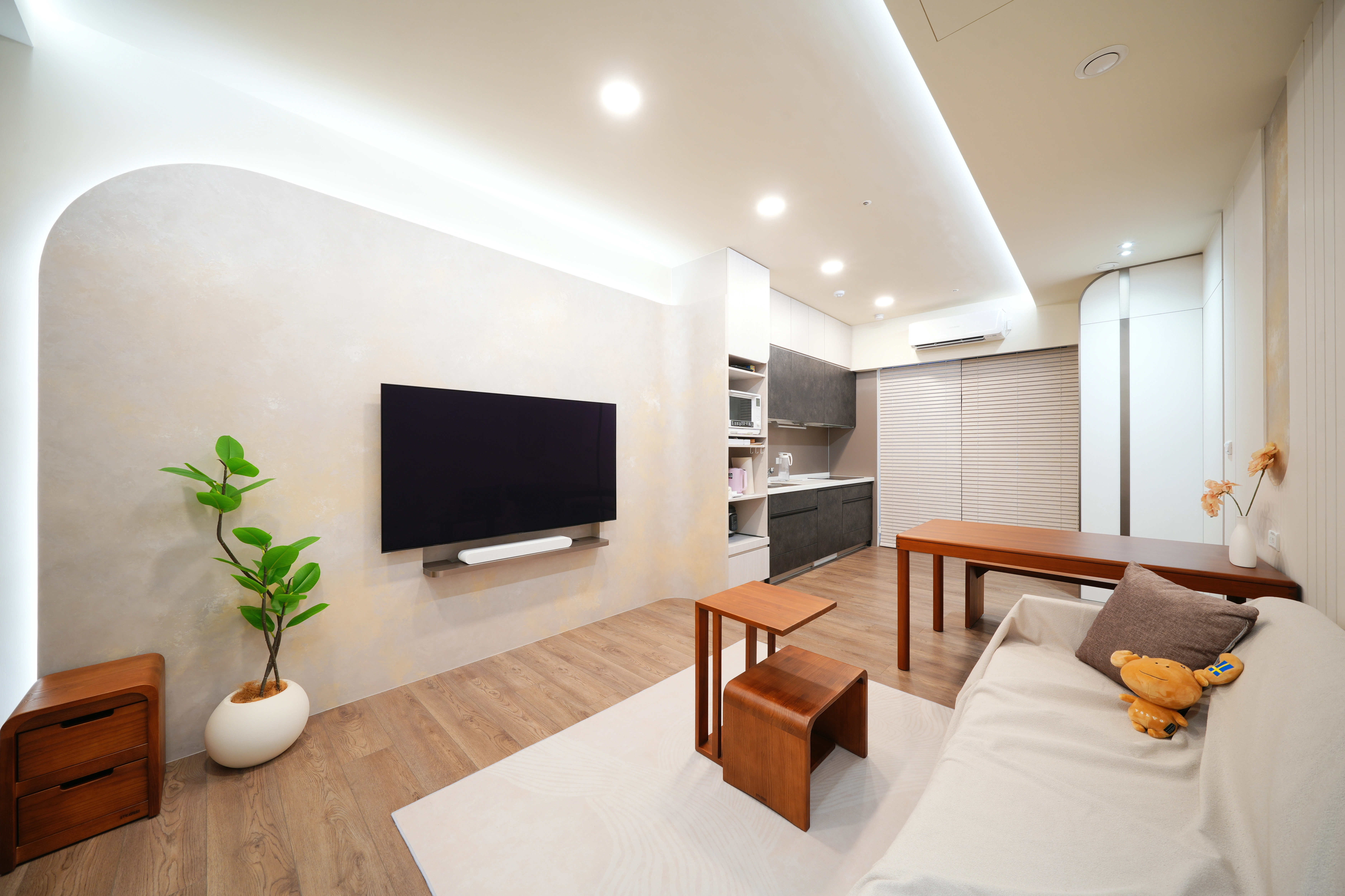 德盈奶咖色客廳設計:藝術塗料電視牆搭配超耐磨木地板,營造溫潤居家質感。