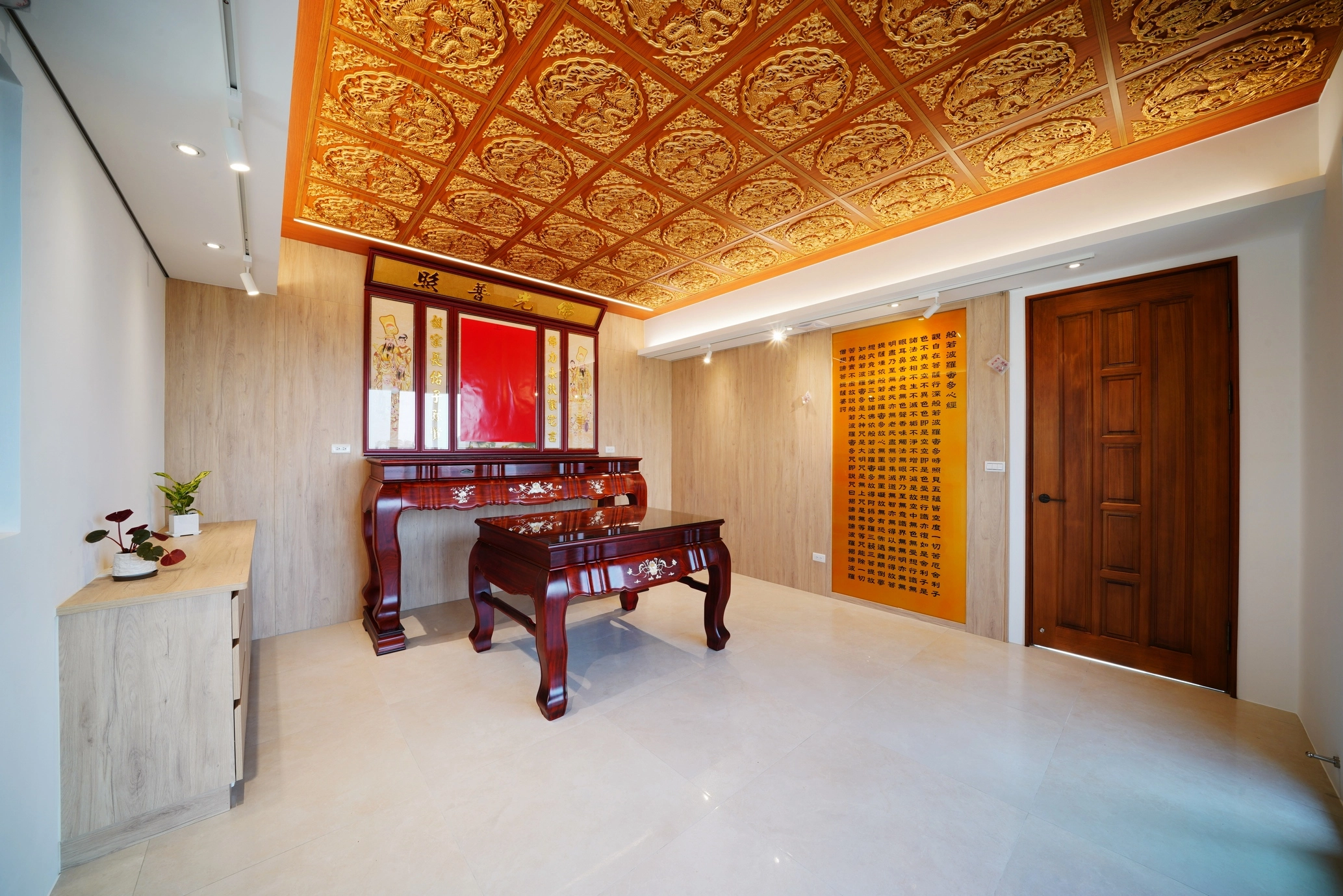 神明廳融合現代風格與莊重氛圍,透過精準尺寸客製化美觀神明櫃。