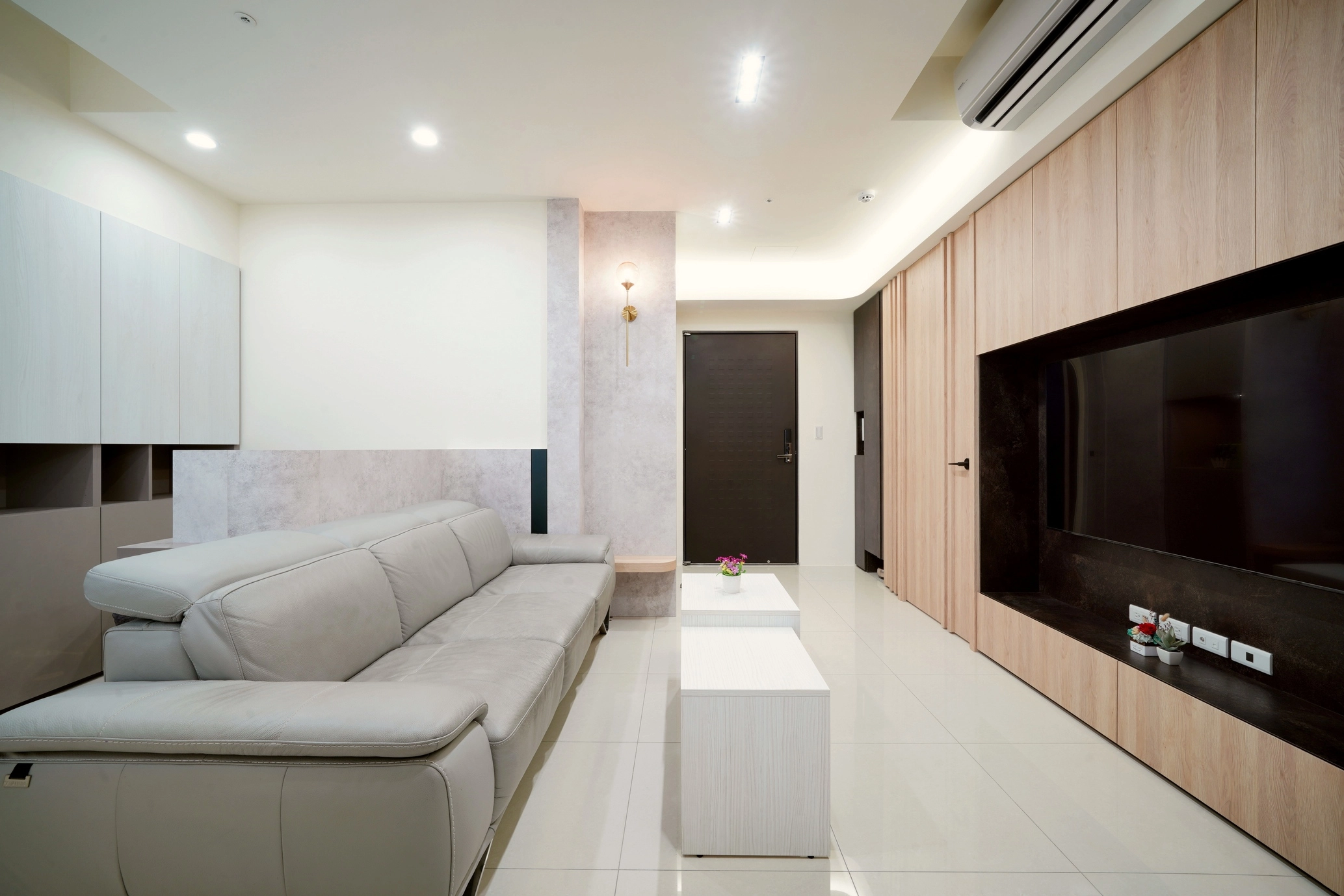 德盈室內設計:客廳電視牆面貼木紋系統板,運用溫潤木質紋理,創造現代簡約且具層次的居家影視牆美學。