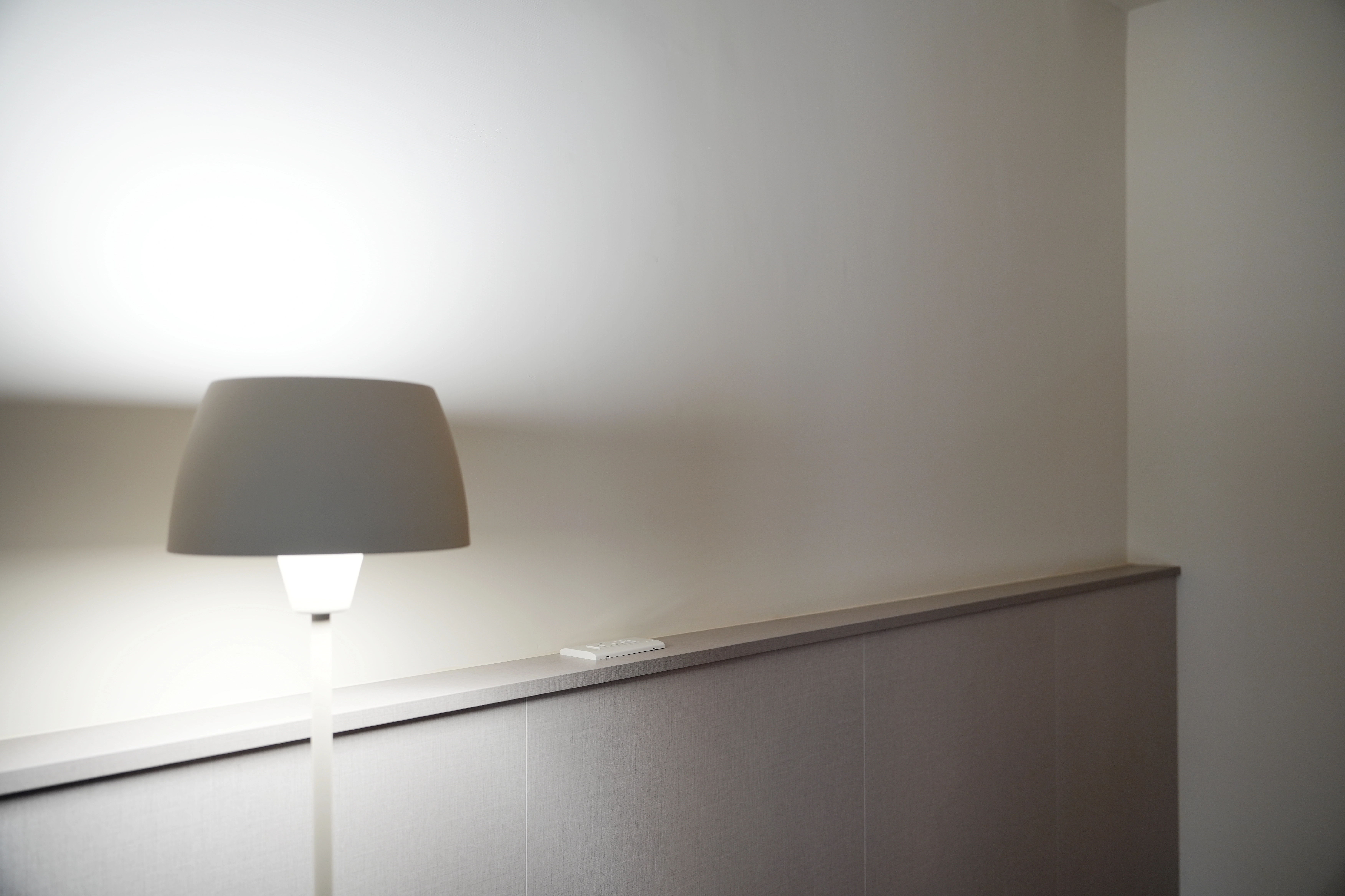 德盈設計師軟裝:暖光立燈與簡約背牆佈局,展現職人等級的燈光美學氛圍。