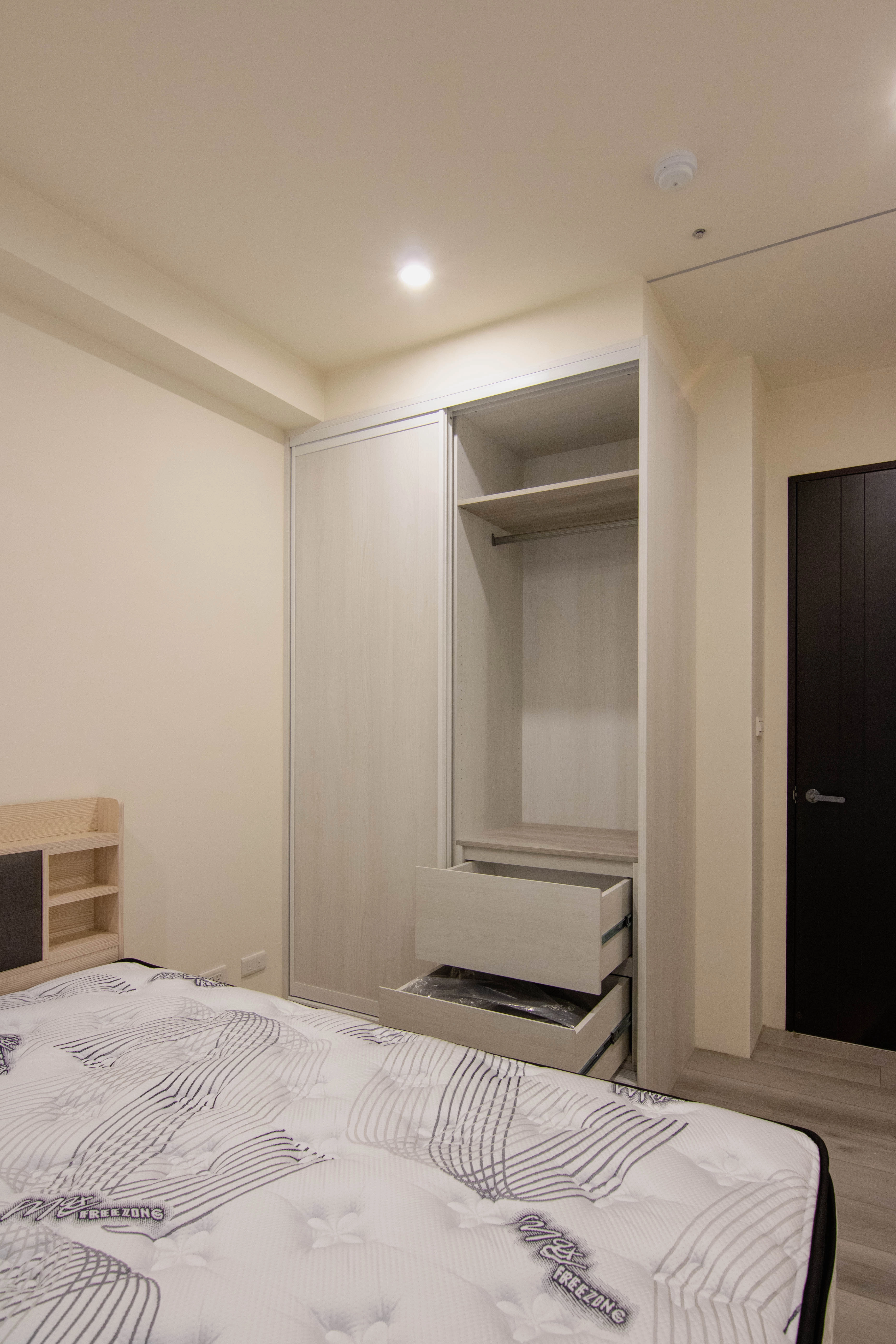 系統櫃極大化收納： 專精推拉門開門衣櫃，提供簡潔實用系統家具，打造高品質質感生活。