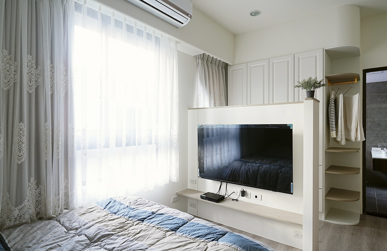 主臥木作 L 型電視牆： 完美整合視聽機能，延伸私領域美學。