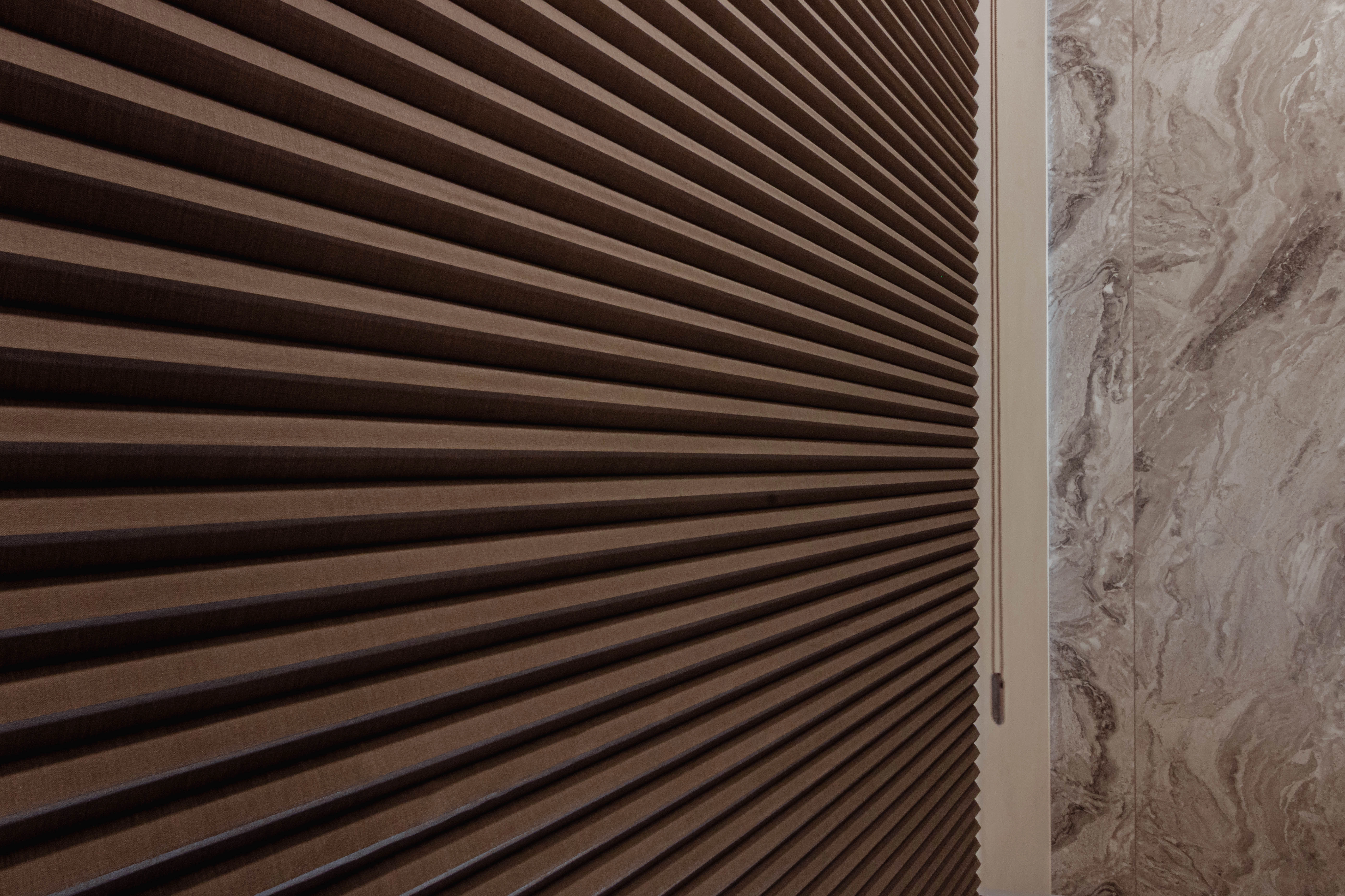 德盈設計臥室實景:灰色遮光蛇行簾搭配純白窗紗,營造柔和採光與高質感居家氛圍。