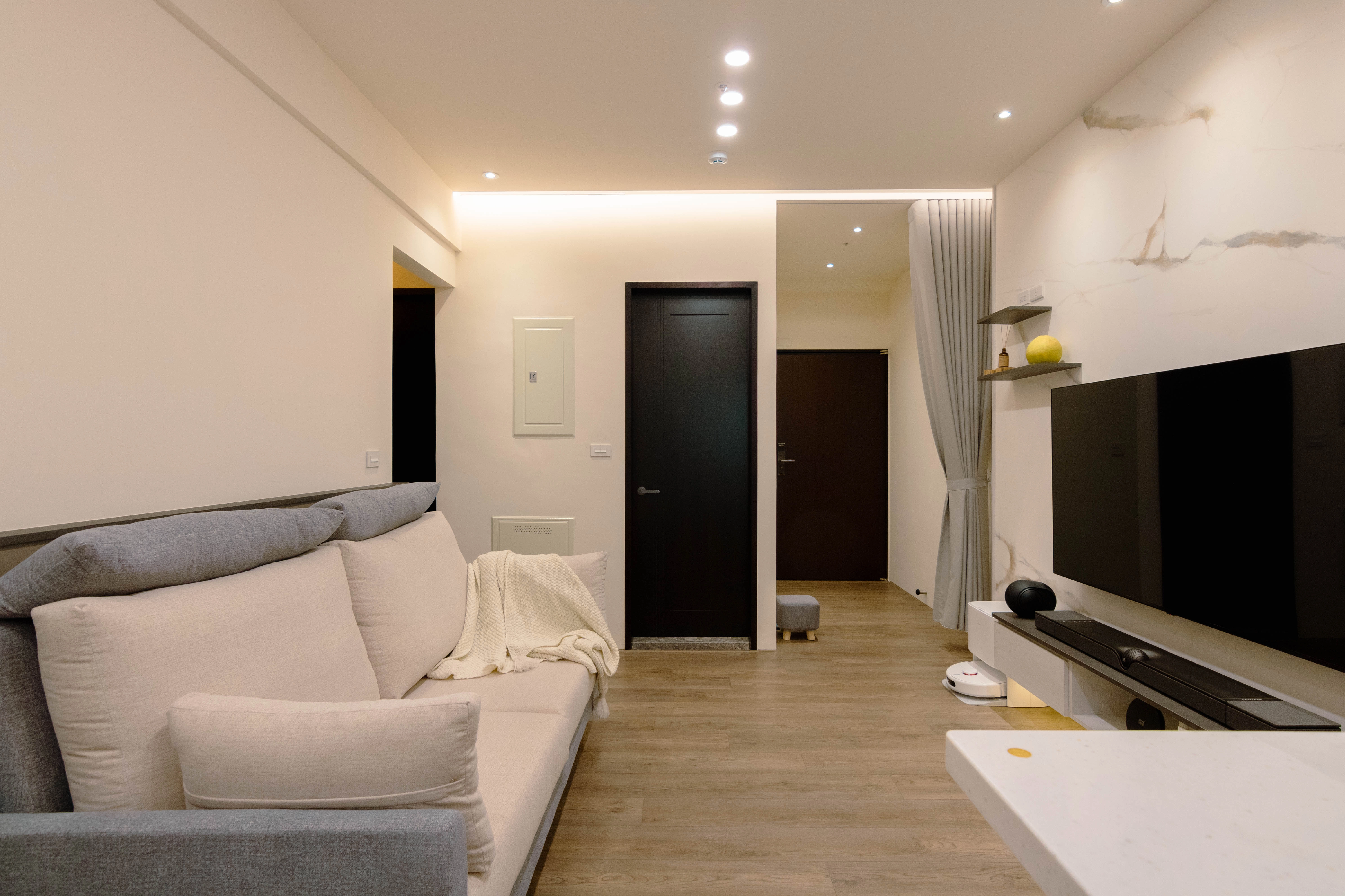 德盈客廳設計：石紋電視牆搭配懸空櫃與淺色沙發，展現現代簡約開放感。