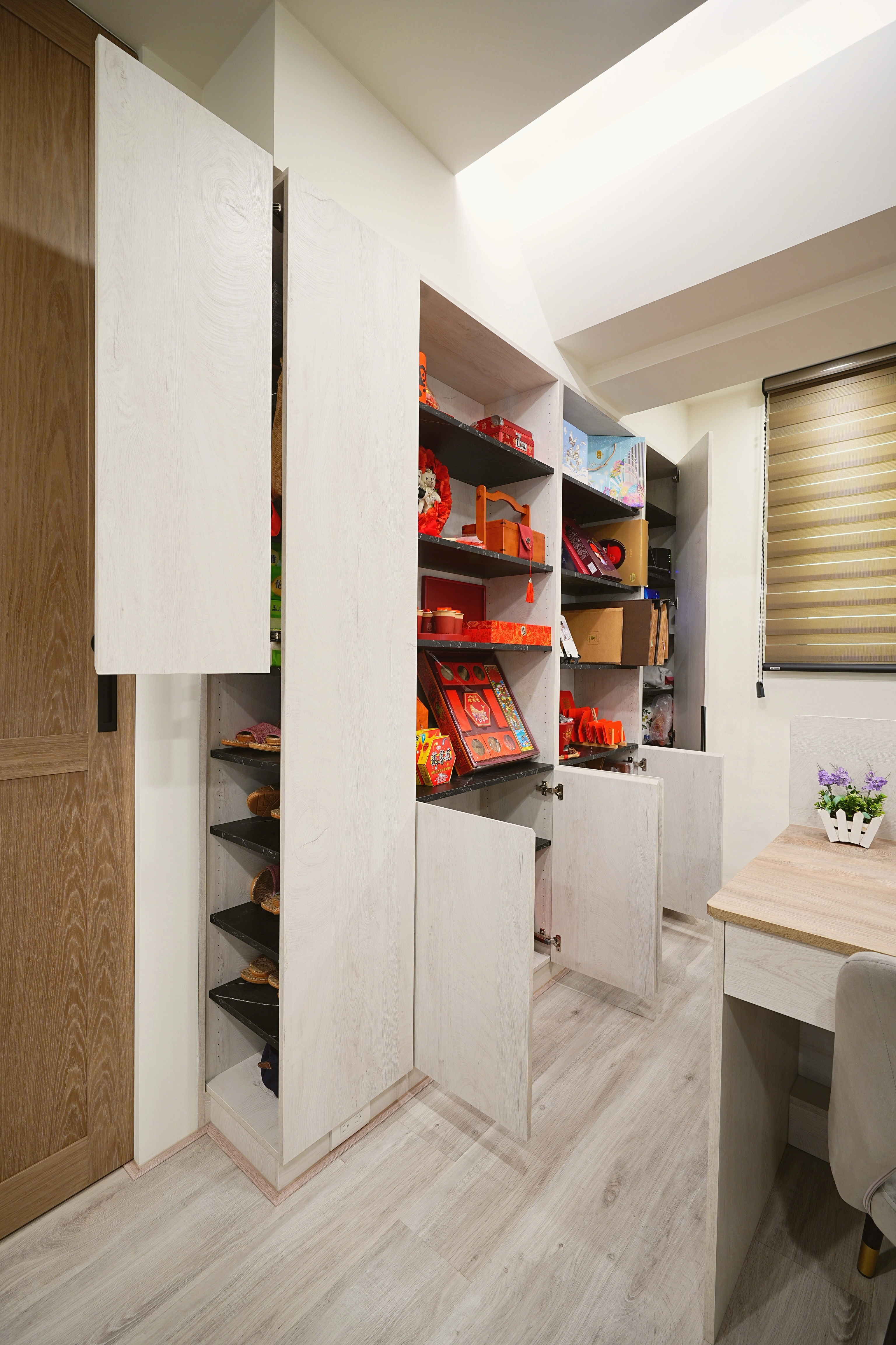 台南辦公室設計：德盈系統櫃整合展示櫃與層板櫃，兼具收納美觀的台南商空設計。