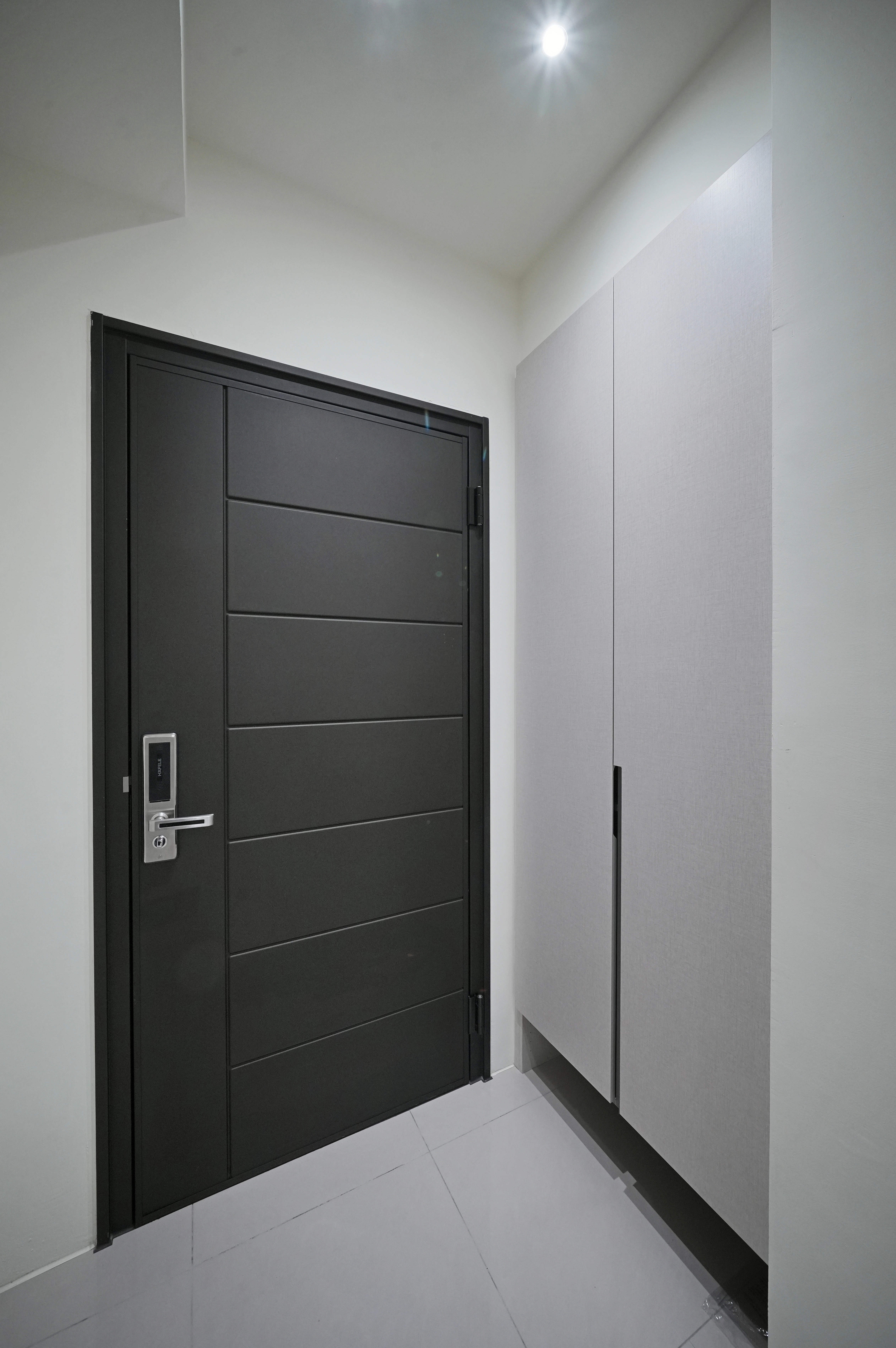 德盈玄關裝修：現代黑門片搭配灰色布紋系統鞋櫃設計