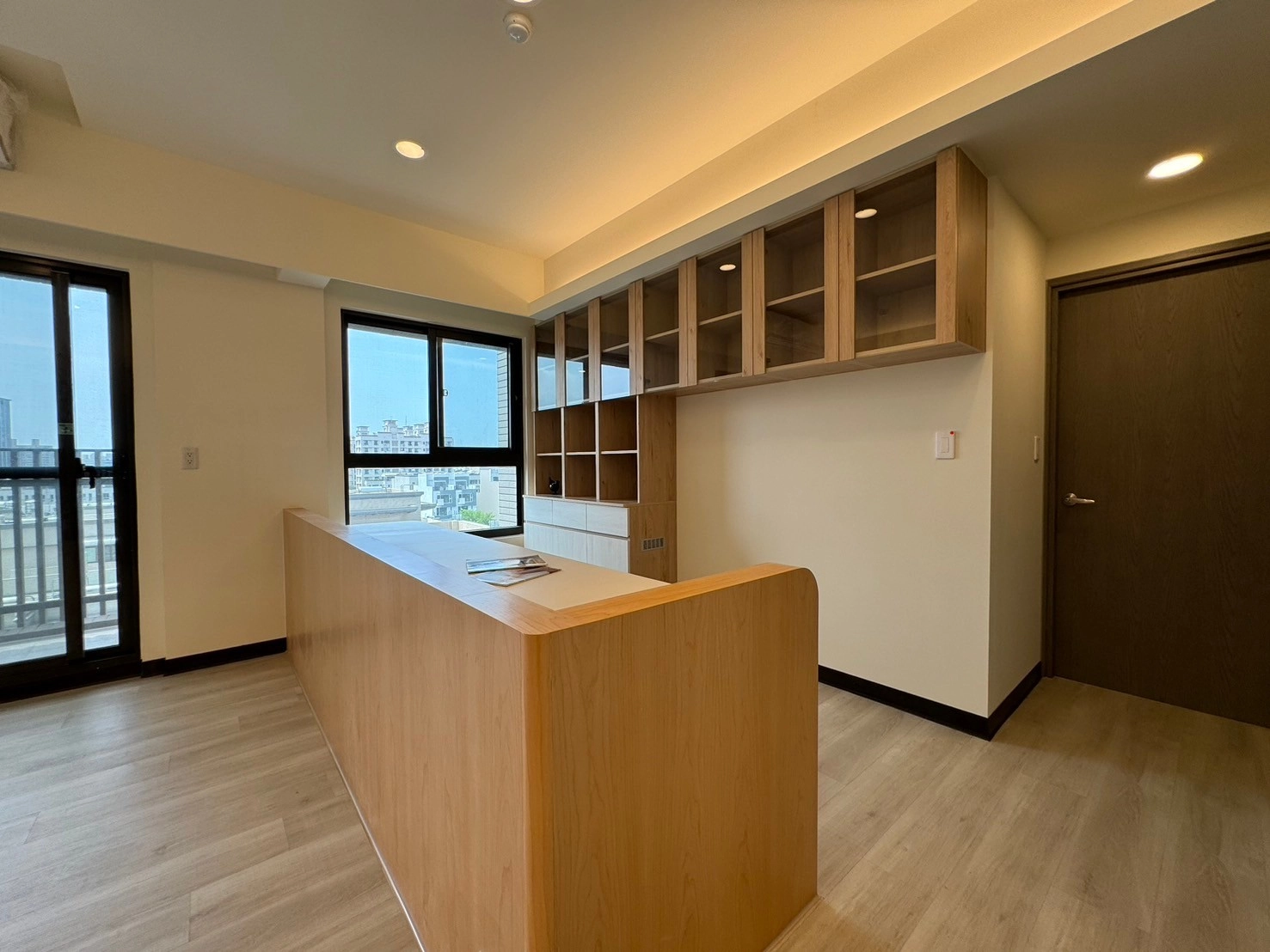 德盈設計:規劃系統書桌兼做沙發背牆,巧妙定義空間機能,為生活增添多元閱讀與休憩的角落。