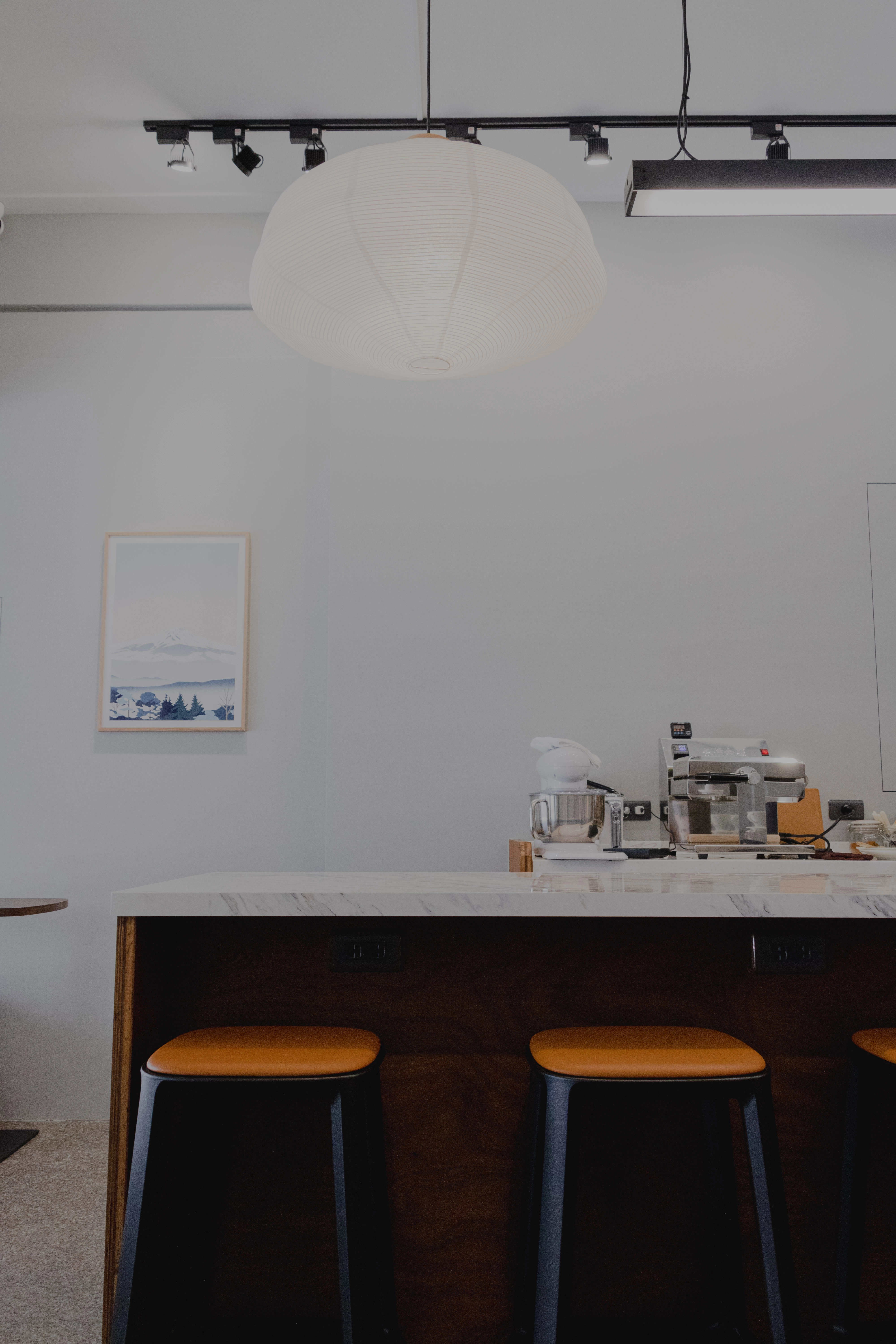 德盈設計商空實景：大理石紋吧台搭配精緻燈條設計，營造現代感咖啡廳視覺焦點。