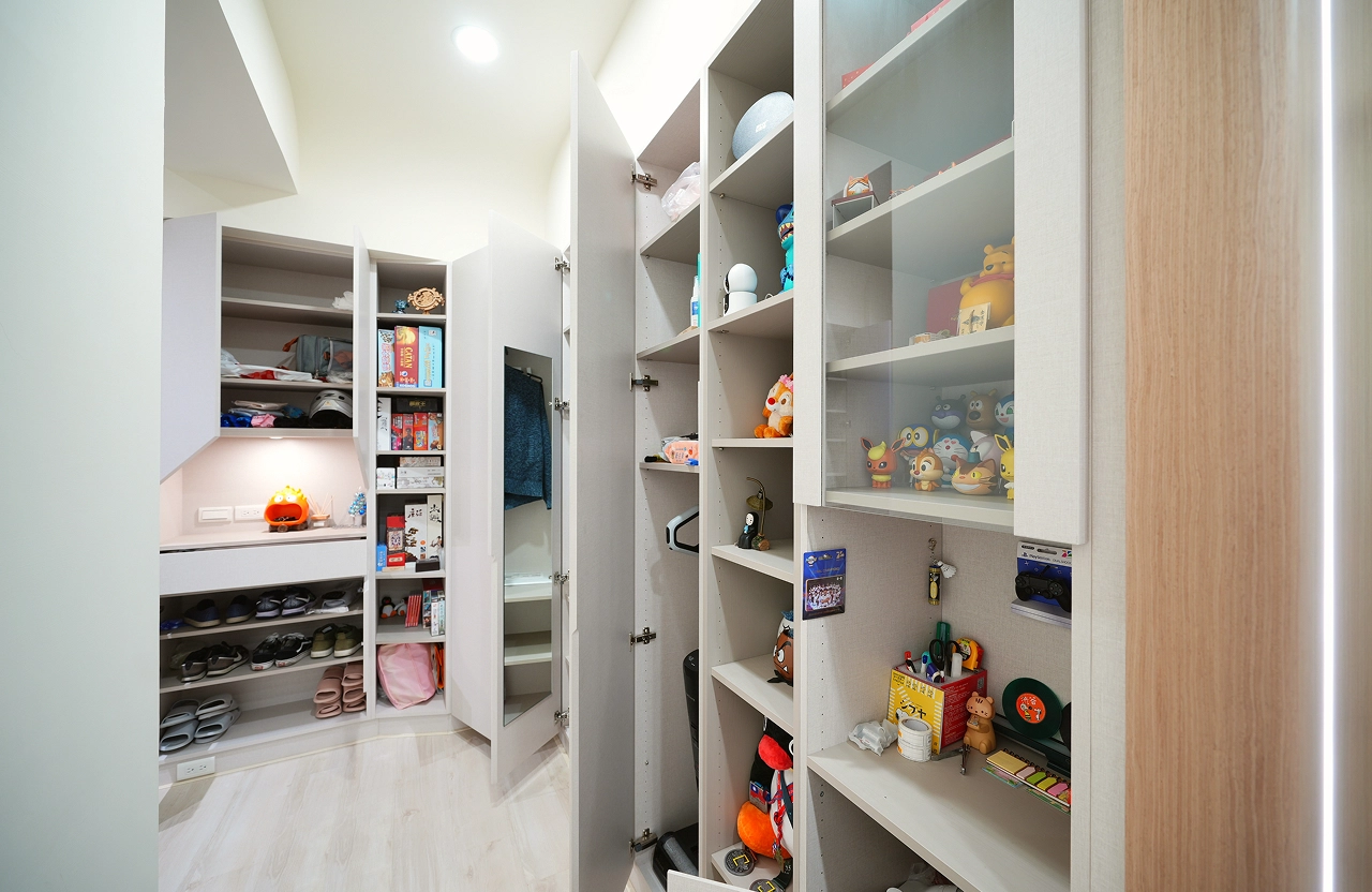 德盈設計儲藏室收納：精算層板間距打造高效收納空間，完美展示模型收藏，實現分類有序的生活機能。