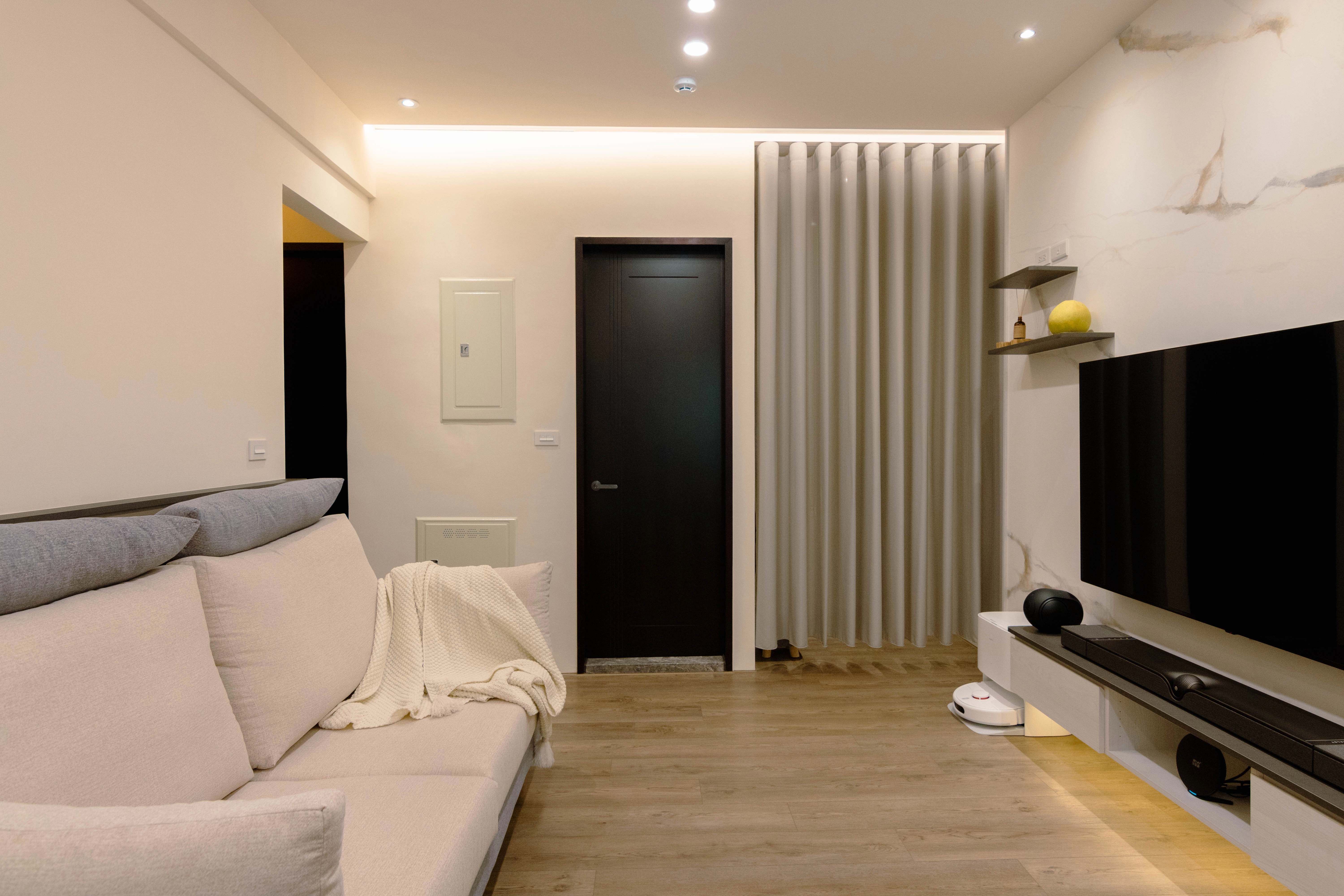 德盈室內設計：落地布簾劃分玄關與客廳，營造具私隱感且溫馨的居家光影。