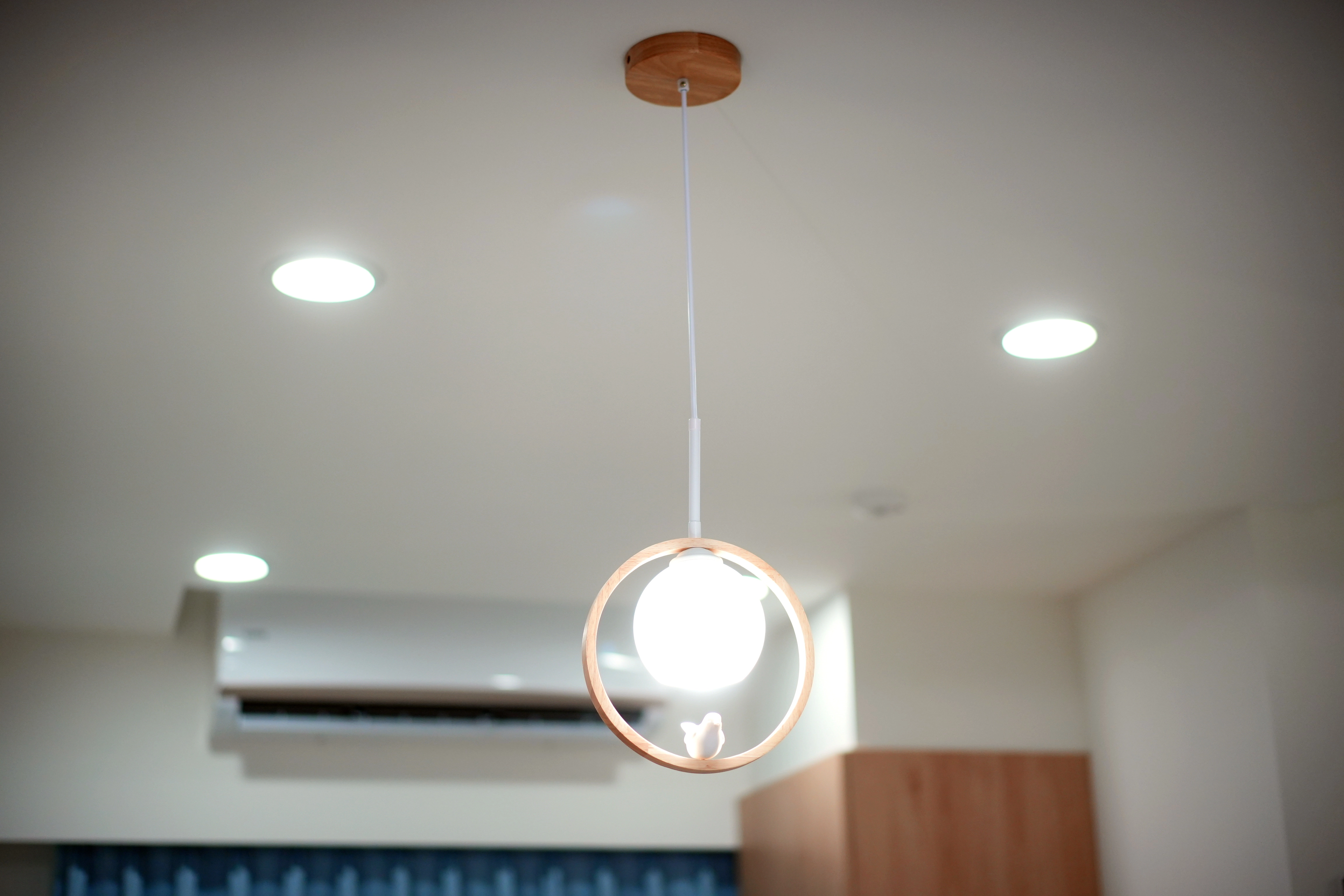 德盈設計裝修實景:溫潤木質紋理搭配層板燈光細節,營造精巧雅緻的居家展示角落。