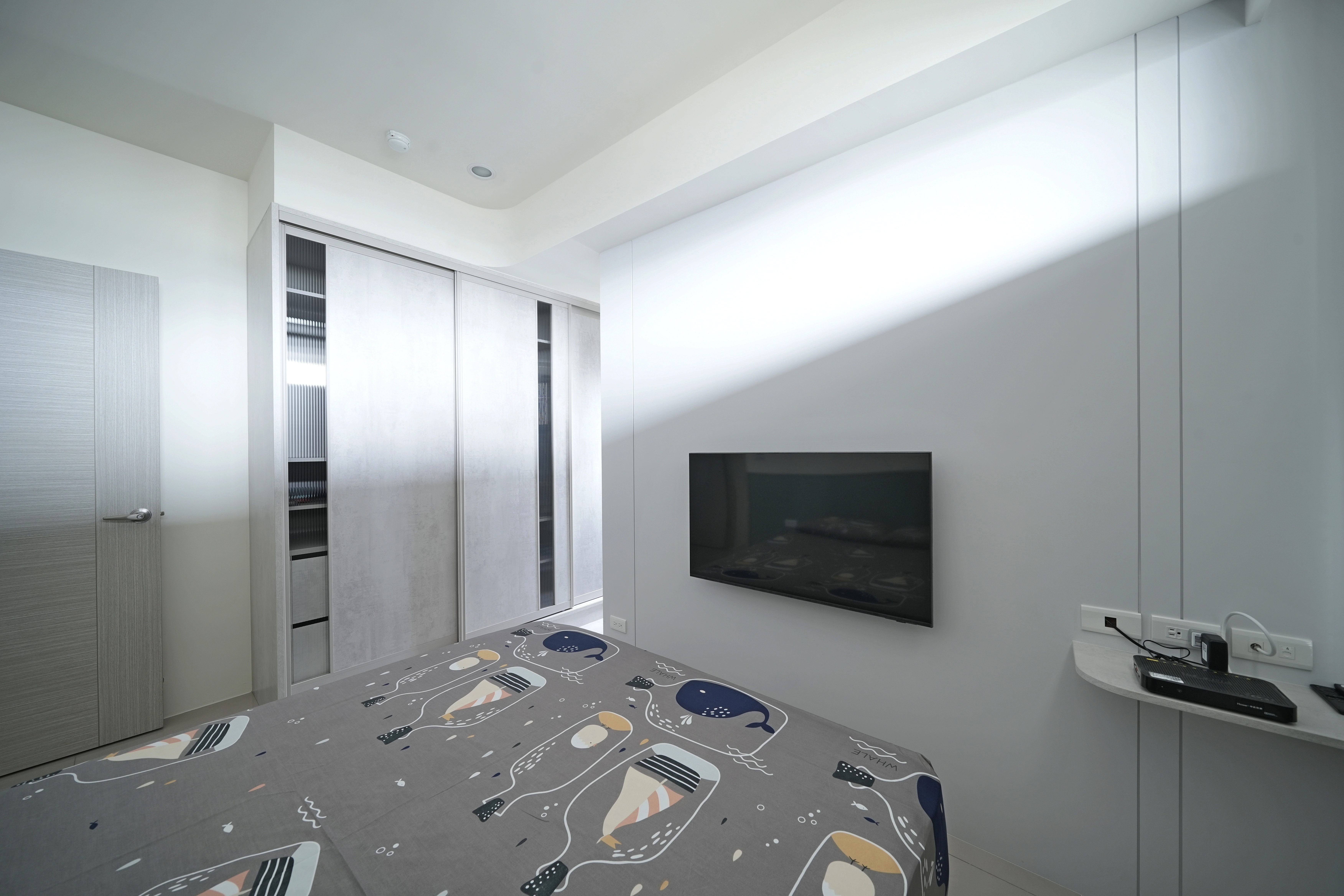 德盈臥室設計:系統衣櫃內嵌長虹玻璃展現細緻光影與質感