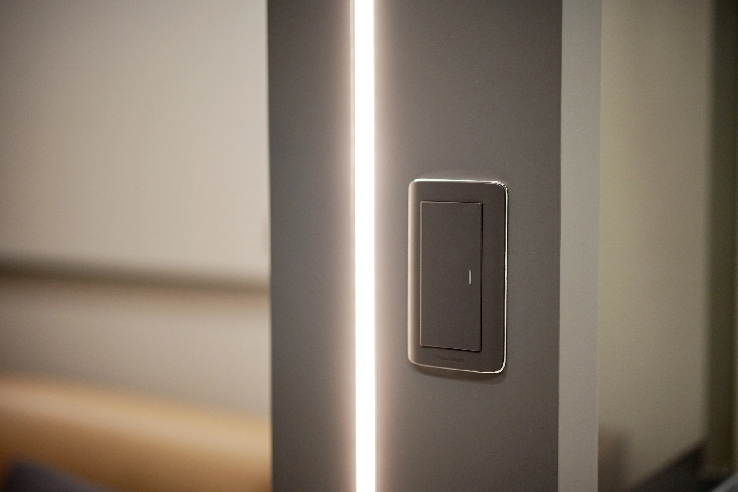 德盈設計:精心規劃居家開關配置,融入室內整體風格,強調操作便利性與簡約時尚的細節體驗。