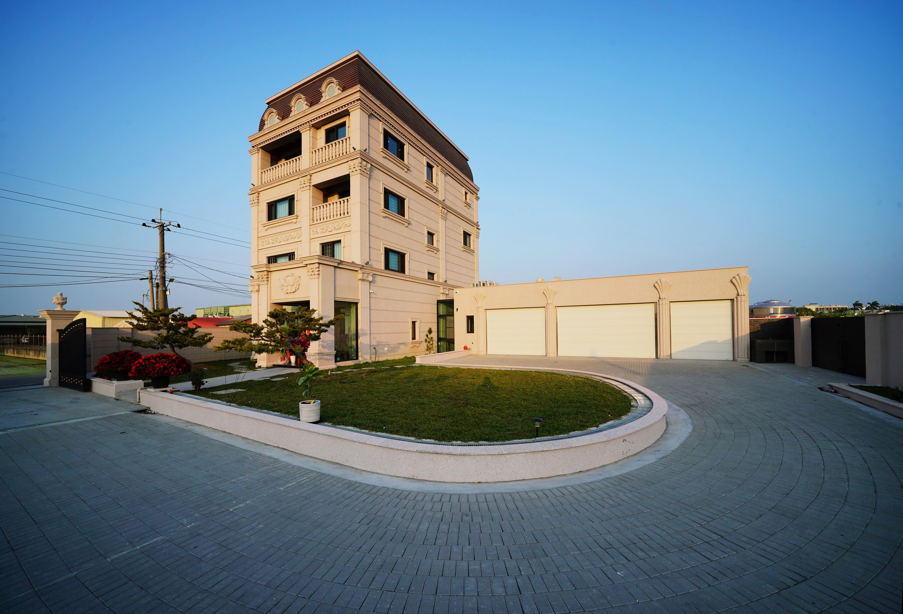 德盈操刀歸仁 160 坪自建宅外觀,純淨淺色調展現現代輕奢氣派。