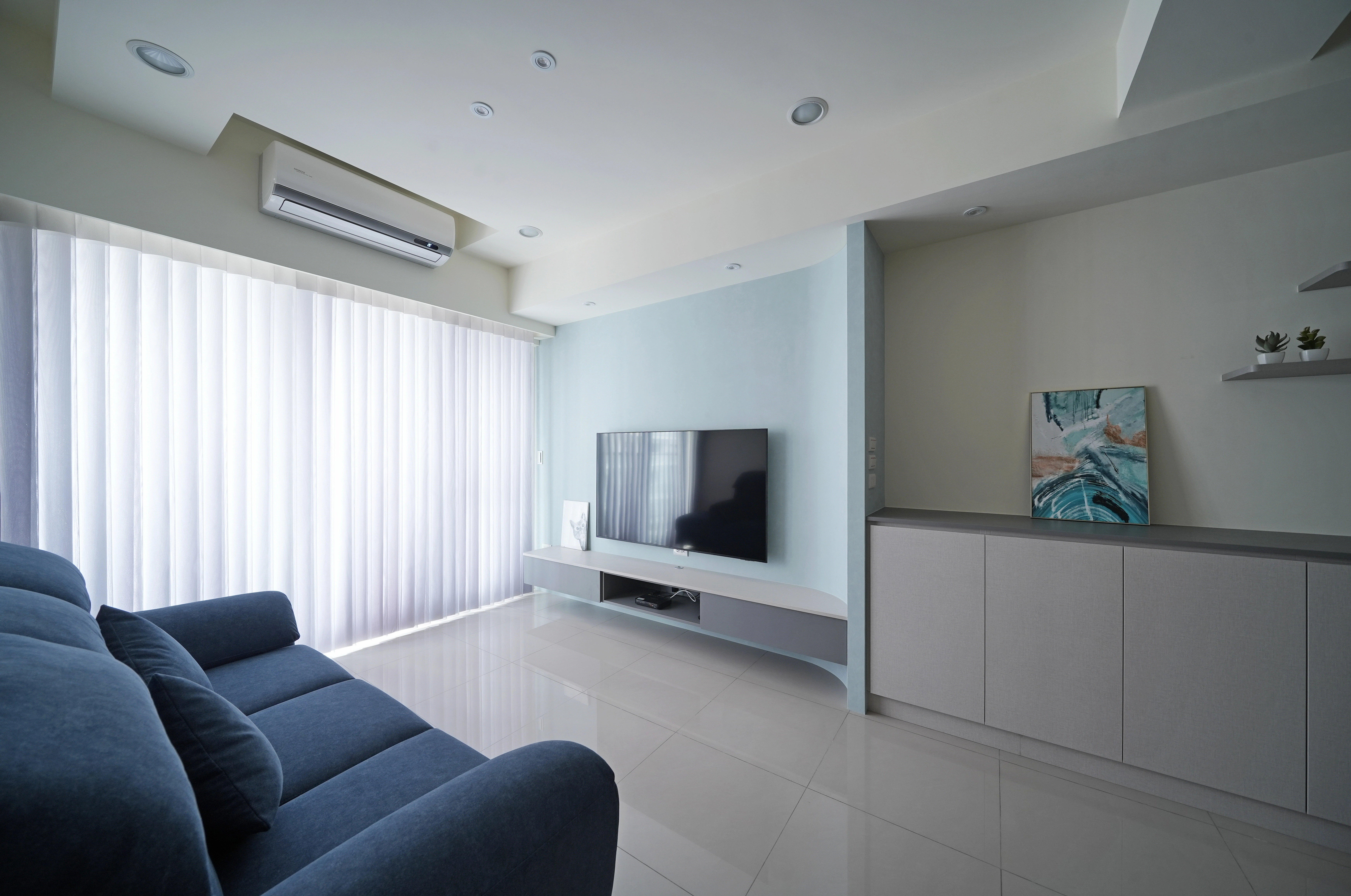 德盈室內設計:義大利藝術塗料電視牆搭配落地窗採光營造低調客廳