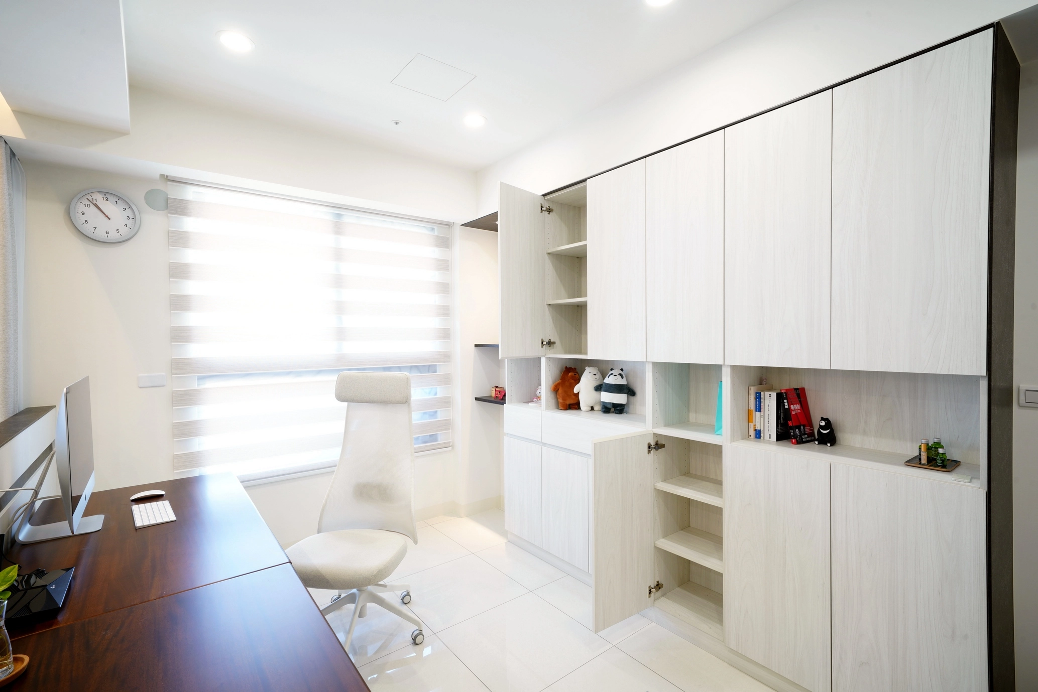 德盈設計客廳實景:大理石紋電視牆搭配開放式書房,營造寬敞通透居家格局。